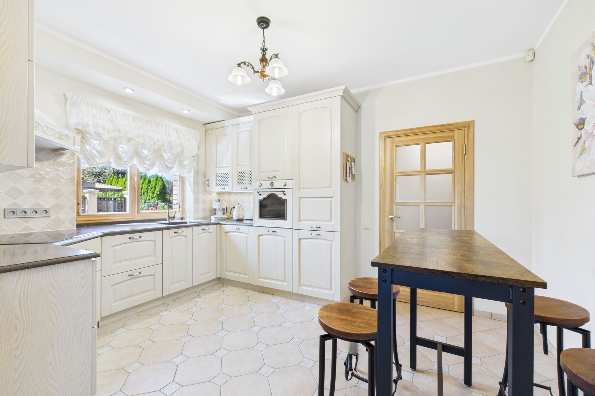 Kvalitatīva interjera fotogrāfija: Klasiska virtuve ar ēdamzonu – nekustamā īpašuma fotogrāfijas