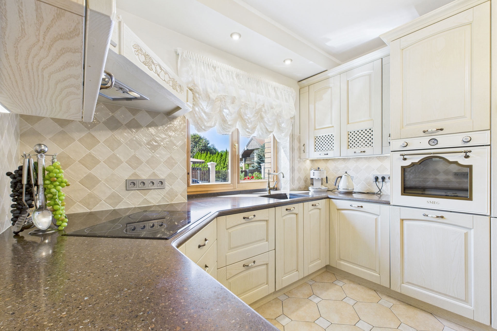 Kvalitatīva interjera fotogrāfija: Klasiska virtuve ar iebūvētu tehniku – nekustamā īpašuma fotogrāfijas