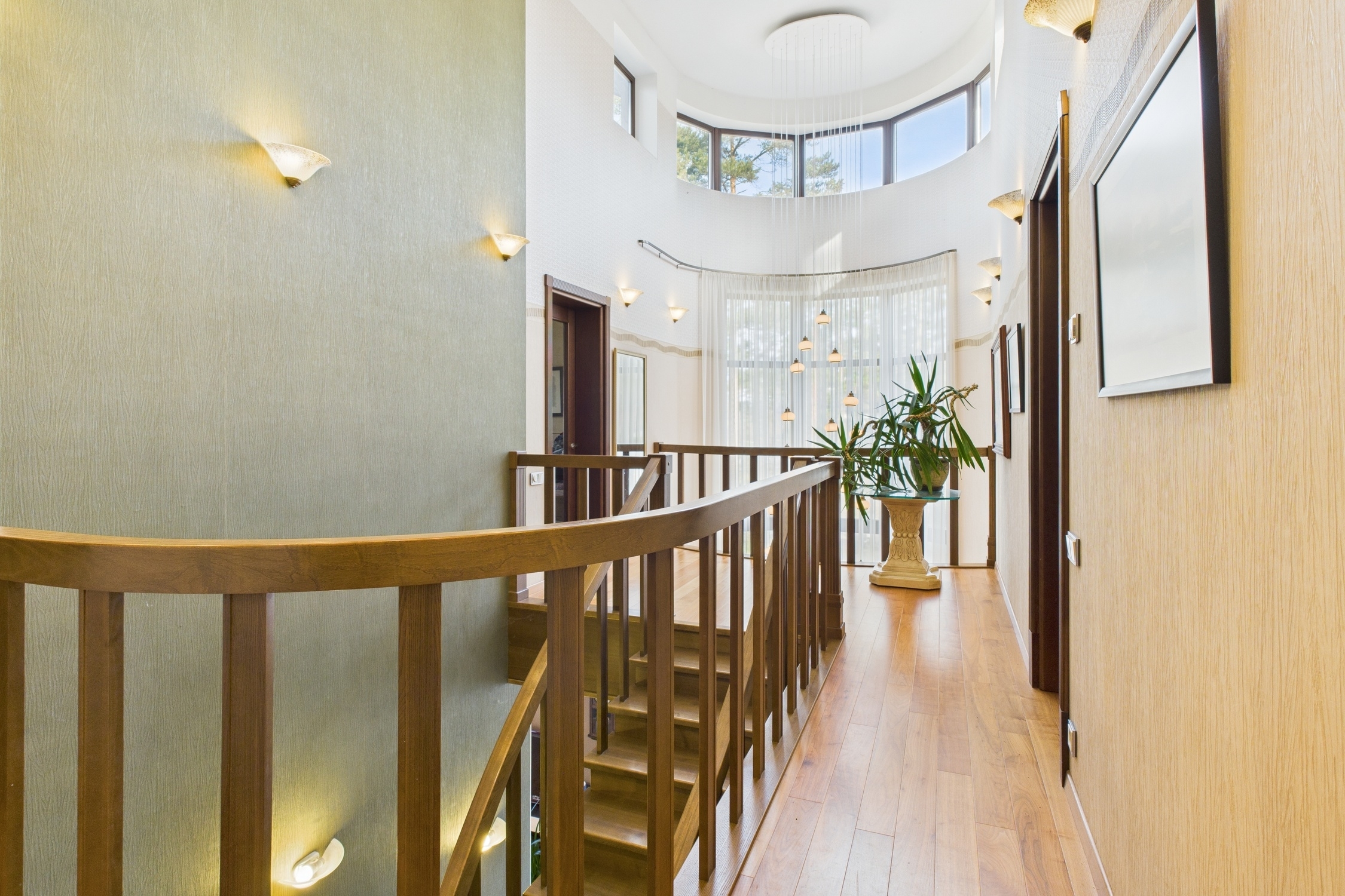 Kvalitatīva interjera fotogrāfija: Divlīmeņu halle ar dabīgu koksni un stikla logiem – nekustamā īpašuma fotogrāfijas