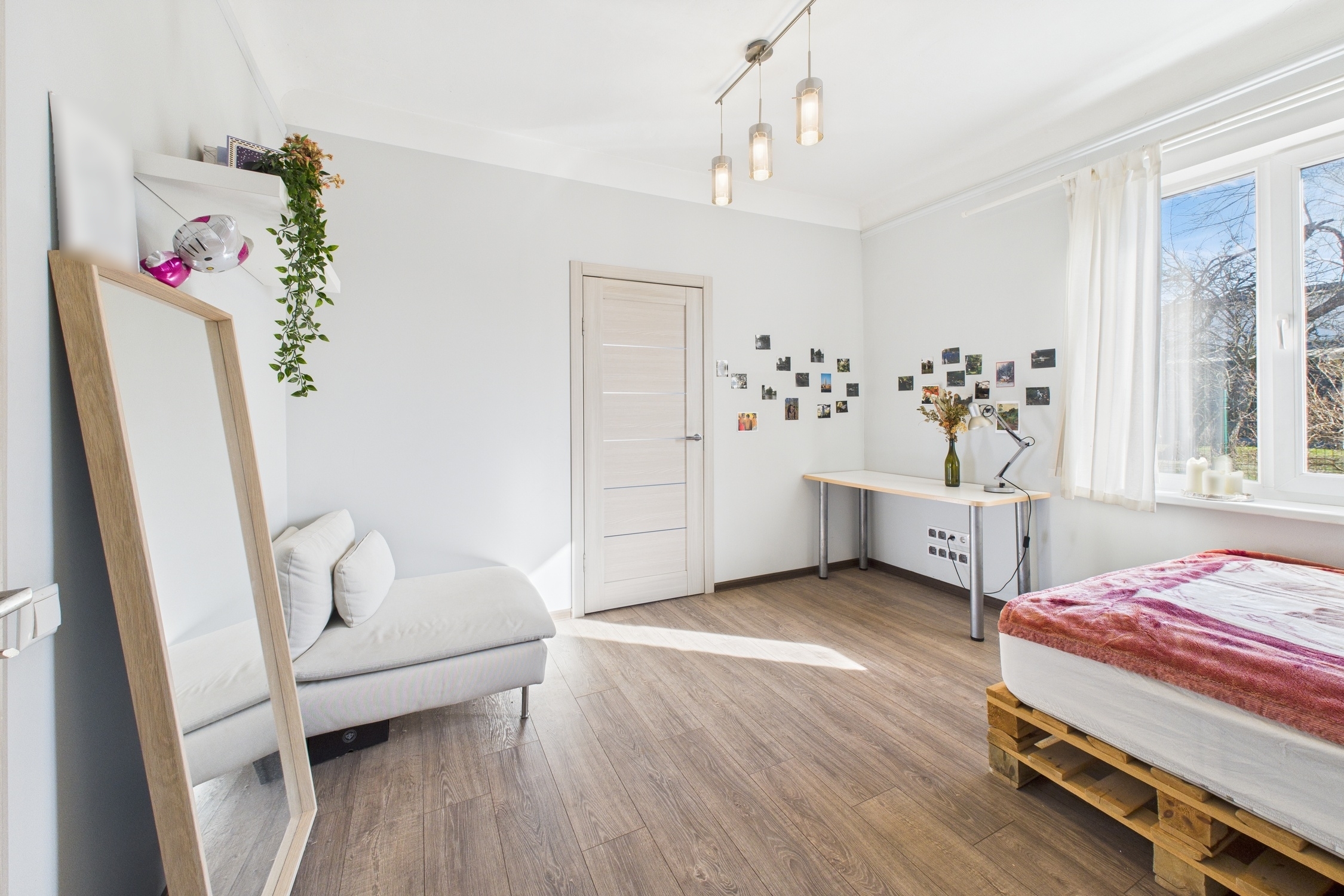 Kvalitatīva interjera fotogrāfija: Mūsdienīga guļamistaba ar paletes gultu un spoguli – nekustamā īpašuma fotogrāfijas