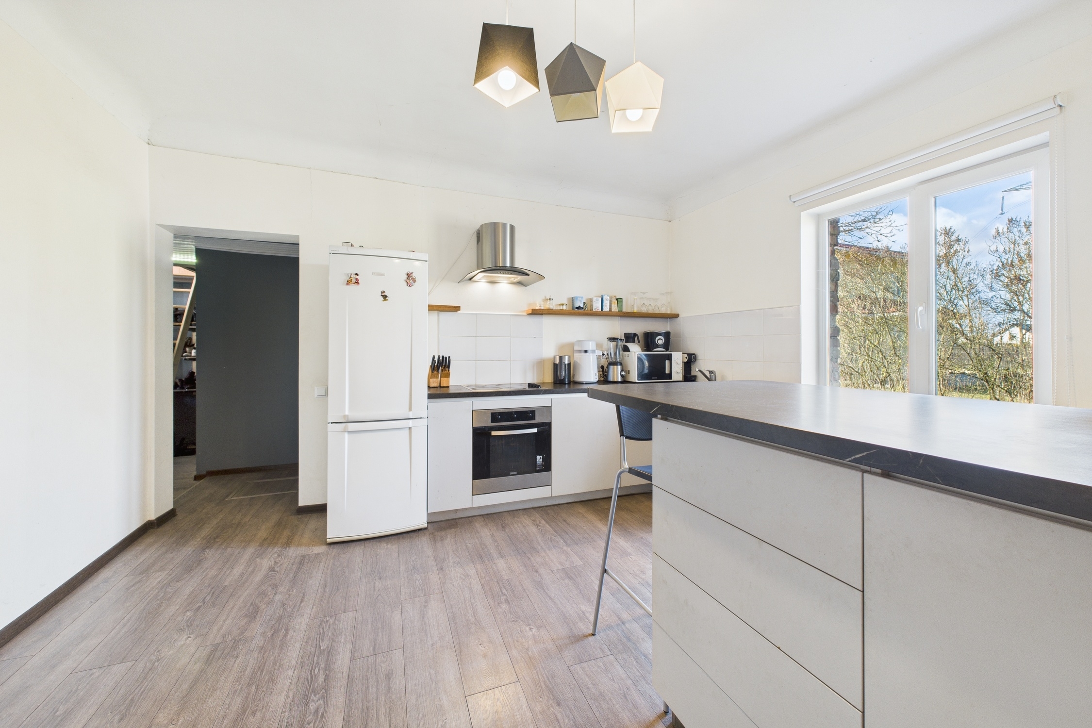 Kvalitatīva interjera fotogrāfija: Mūsdienīga virtuve ar salas galdu un dabisku gaismu – nekustamā īpašuma fotogrāfijas