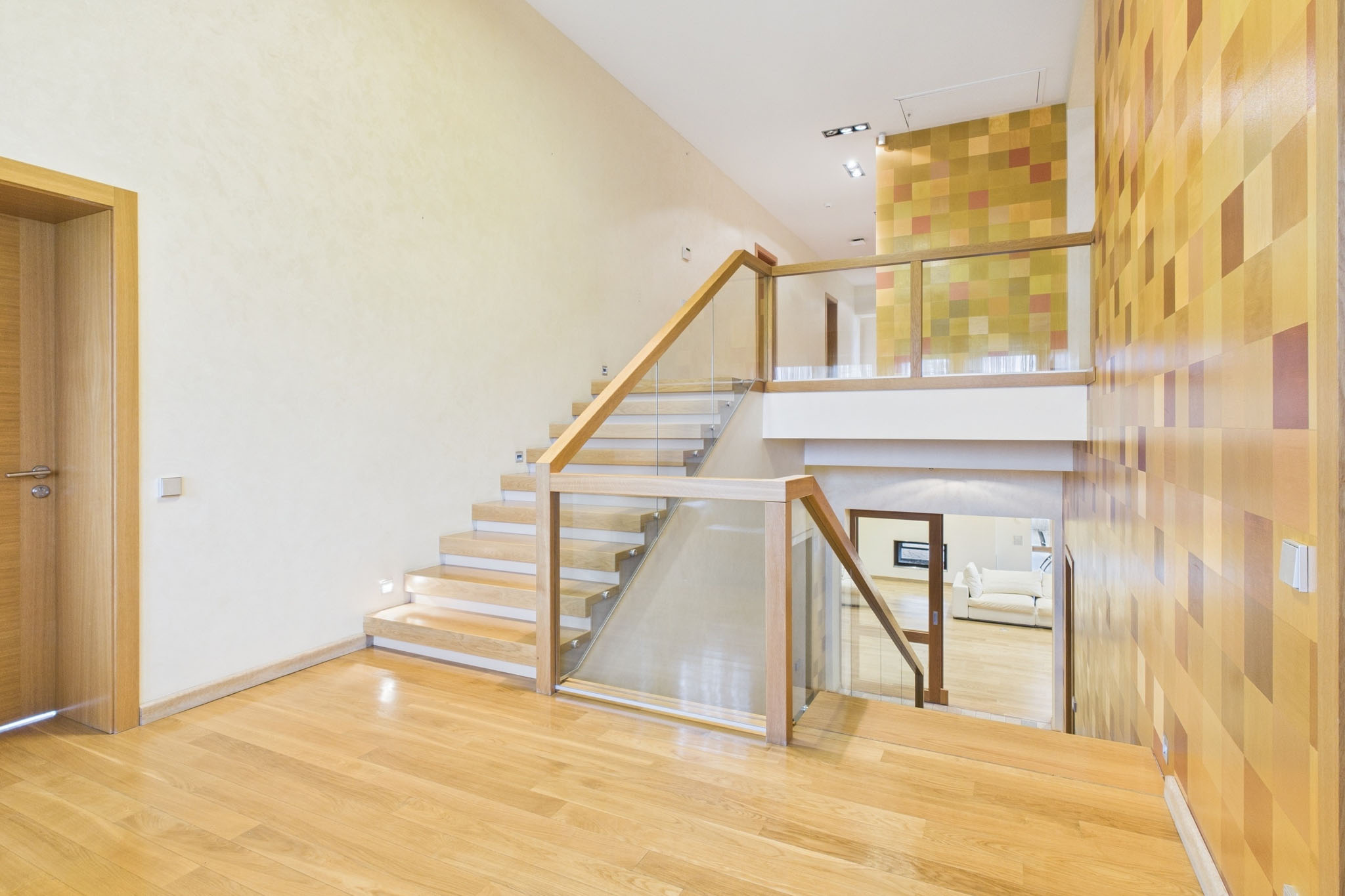 Kvalitatīva interjera fotogrāfija: Mūsdienīgas kāpnes ar stikla margām – nekustamā īpašuma fotogrāfijas