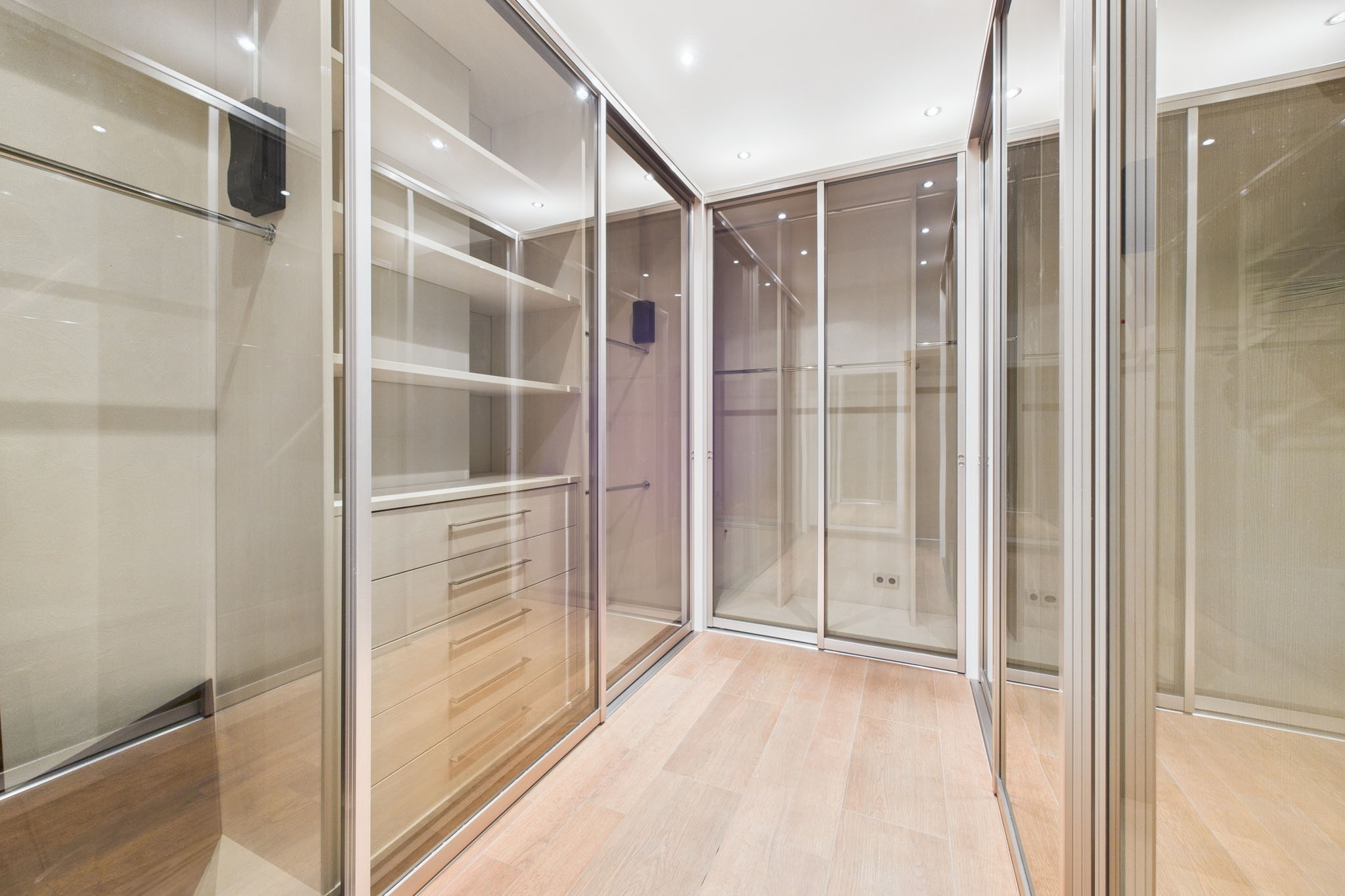 Kvalitatīva interjera fotogrāfija: Mūsdienīga drēbju istaba – nekustamā īpašuma fotogrāfijas