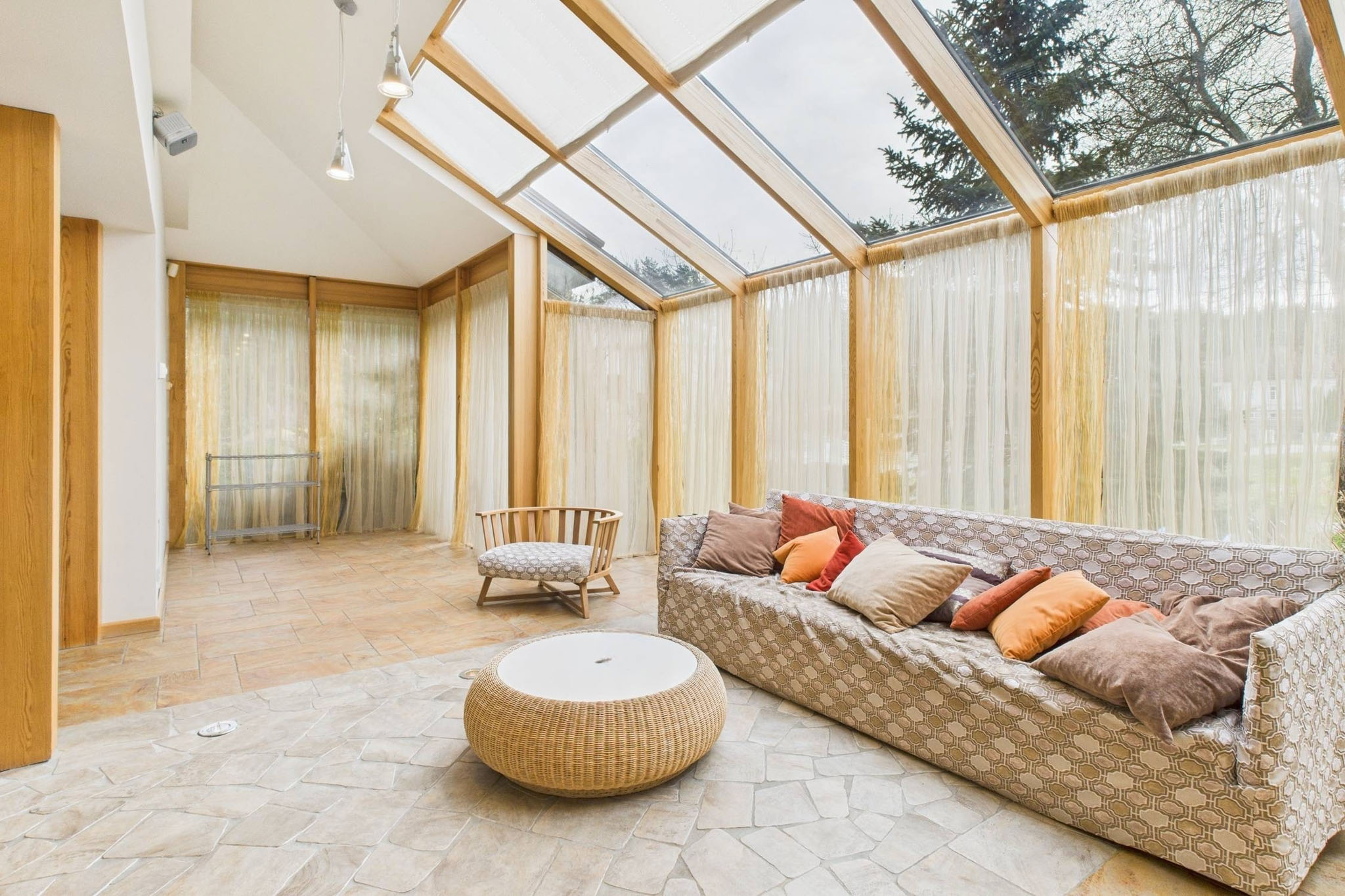 Kvalitatīva interjera fotogrāfija: Ziemas dārza atpūtas telpa – nekustamā īpašuma fotogrāfijas