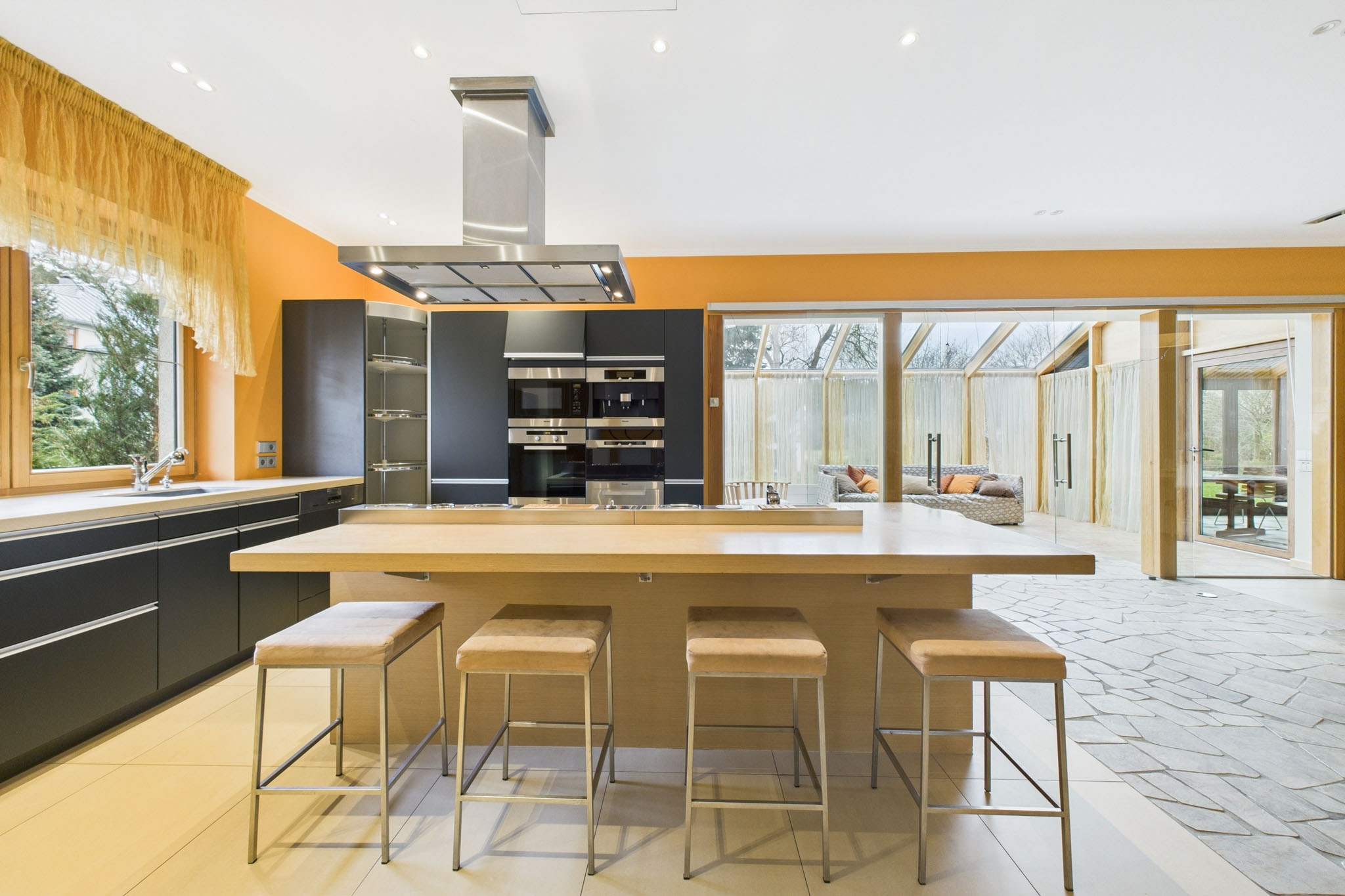 Kvalitatīva interjera fotogrāfija: Mūsdienīga virtuve ar salu – nekustamā īpašuma fotogrāfijas