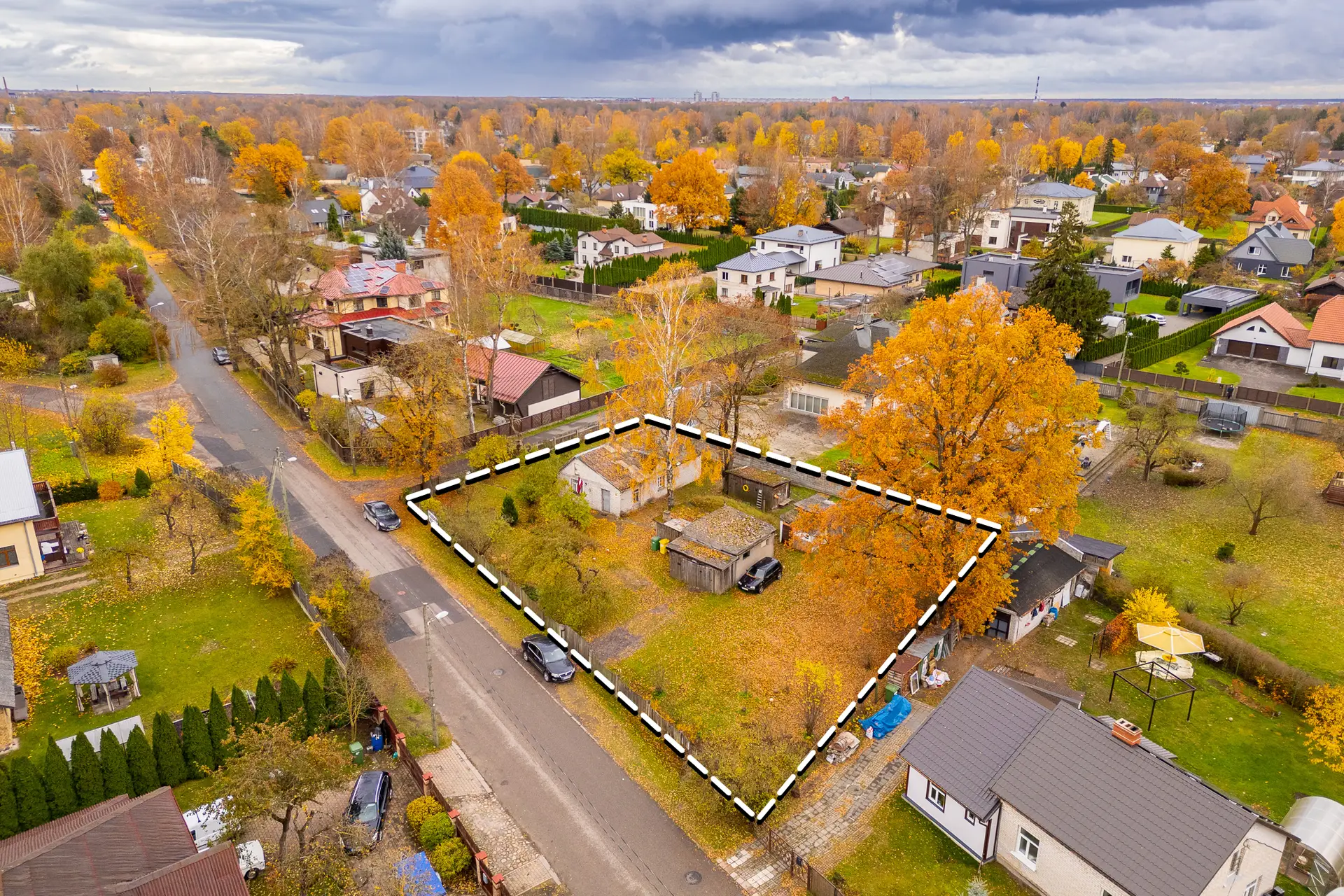Nekustamā īpašuma fotogrāfija ar dronu rudenī: Zemes gabals ar 2D plāns iezīmēm blīvā apbūvē