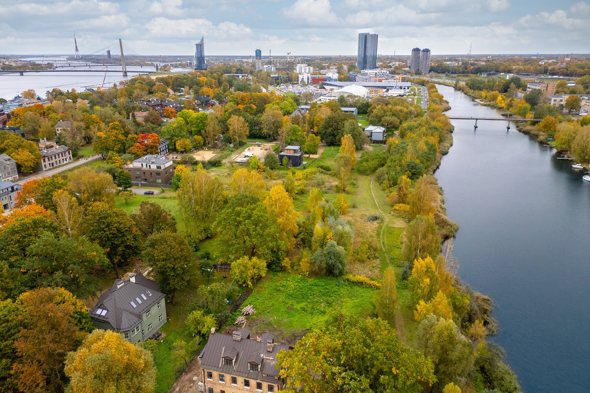 Kvalitatīva nekustamā īpašuma fotogrāfija: Rīgas panorāma rudenī ar upi un pilsētas centru – drona video