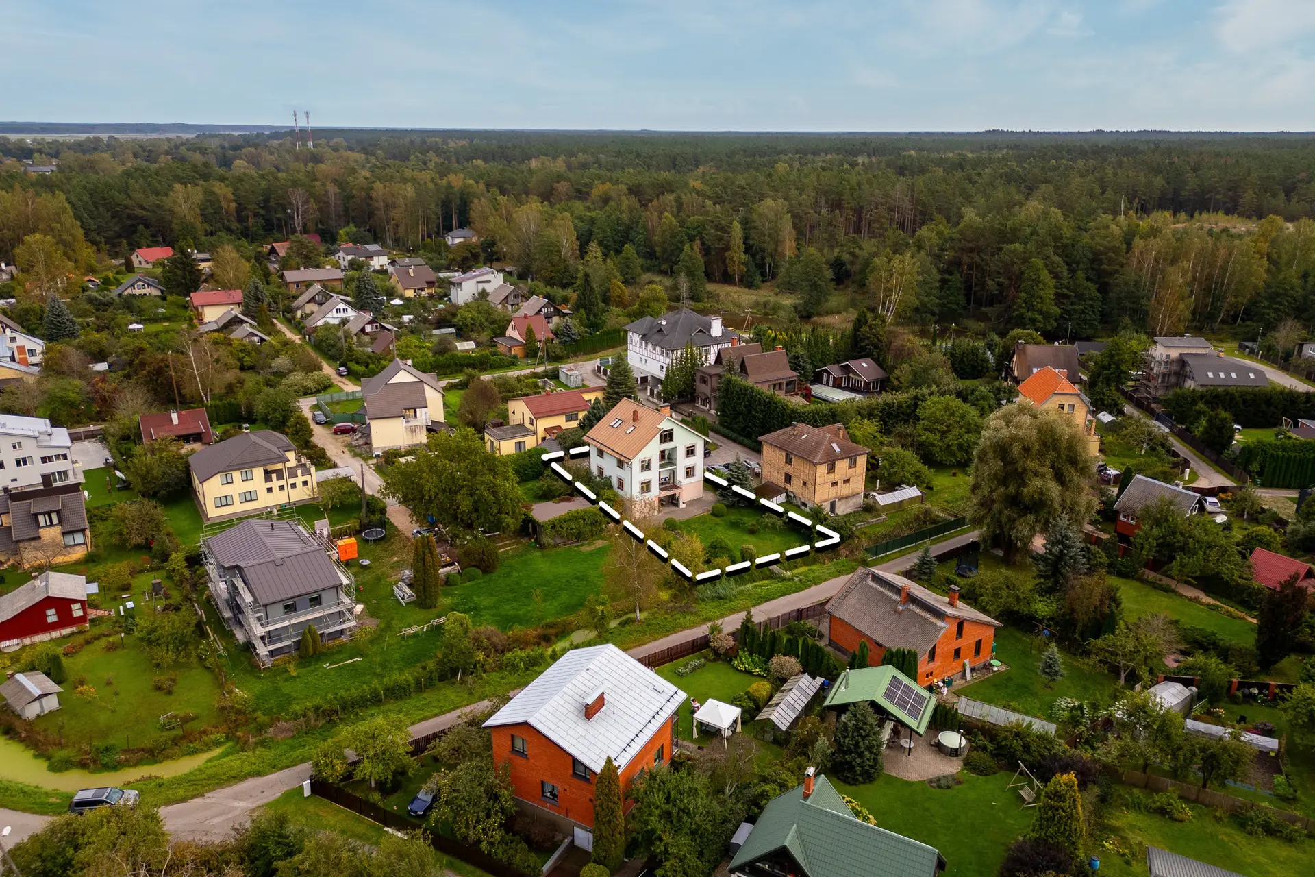 Nekustamā īpašuma fotogrāfija ar dronu: Mājoklis blīvā apbūvē ar iezīmētām robežām (ar 2D plāns)