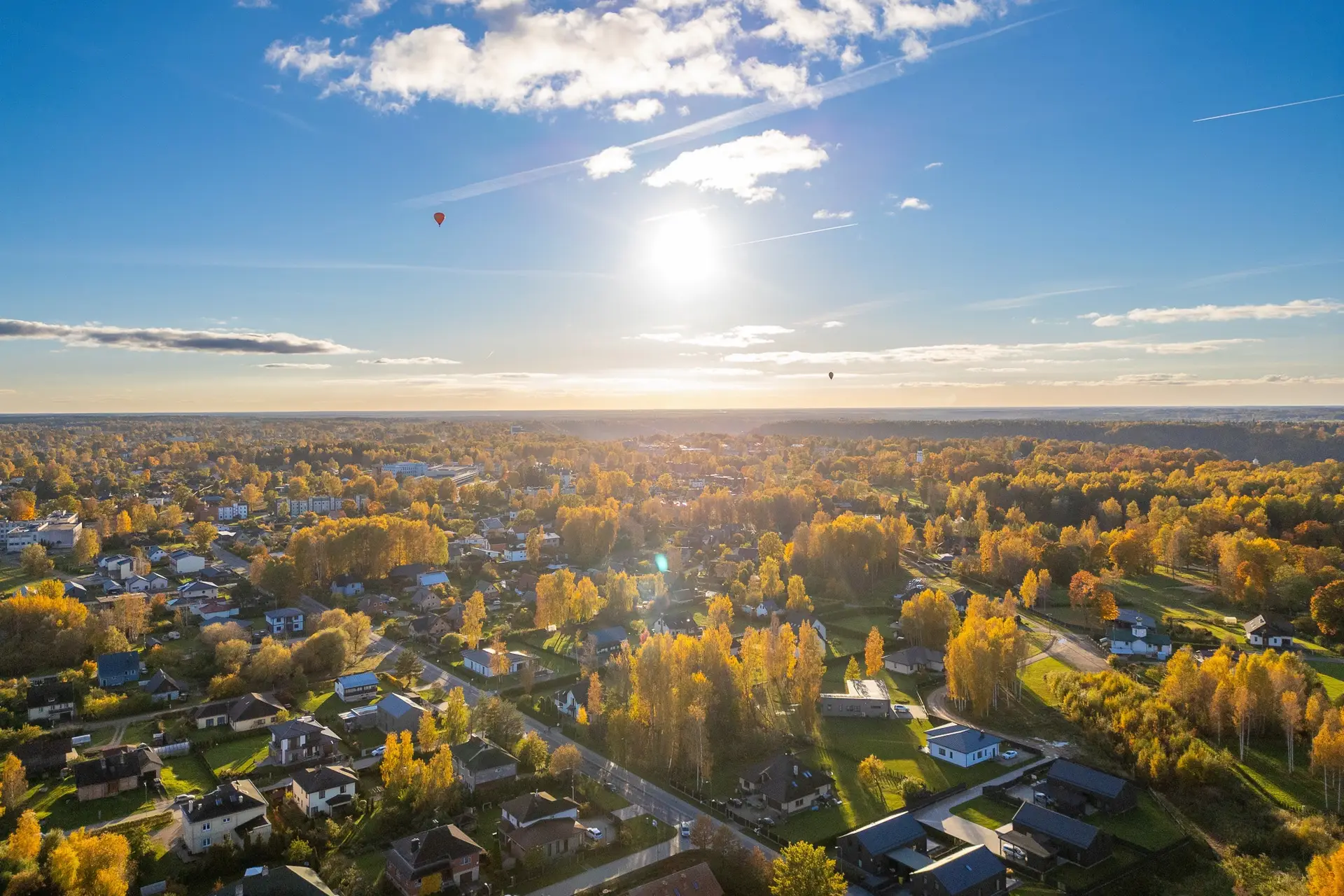 Kvalitatīva nekustamā īpašuma fotogrāfija ar dronu: Privātmāju apbūve Pierīgā zelta rudens krāsās