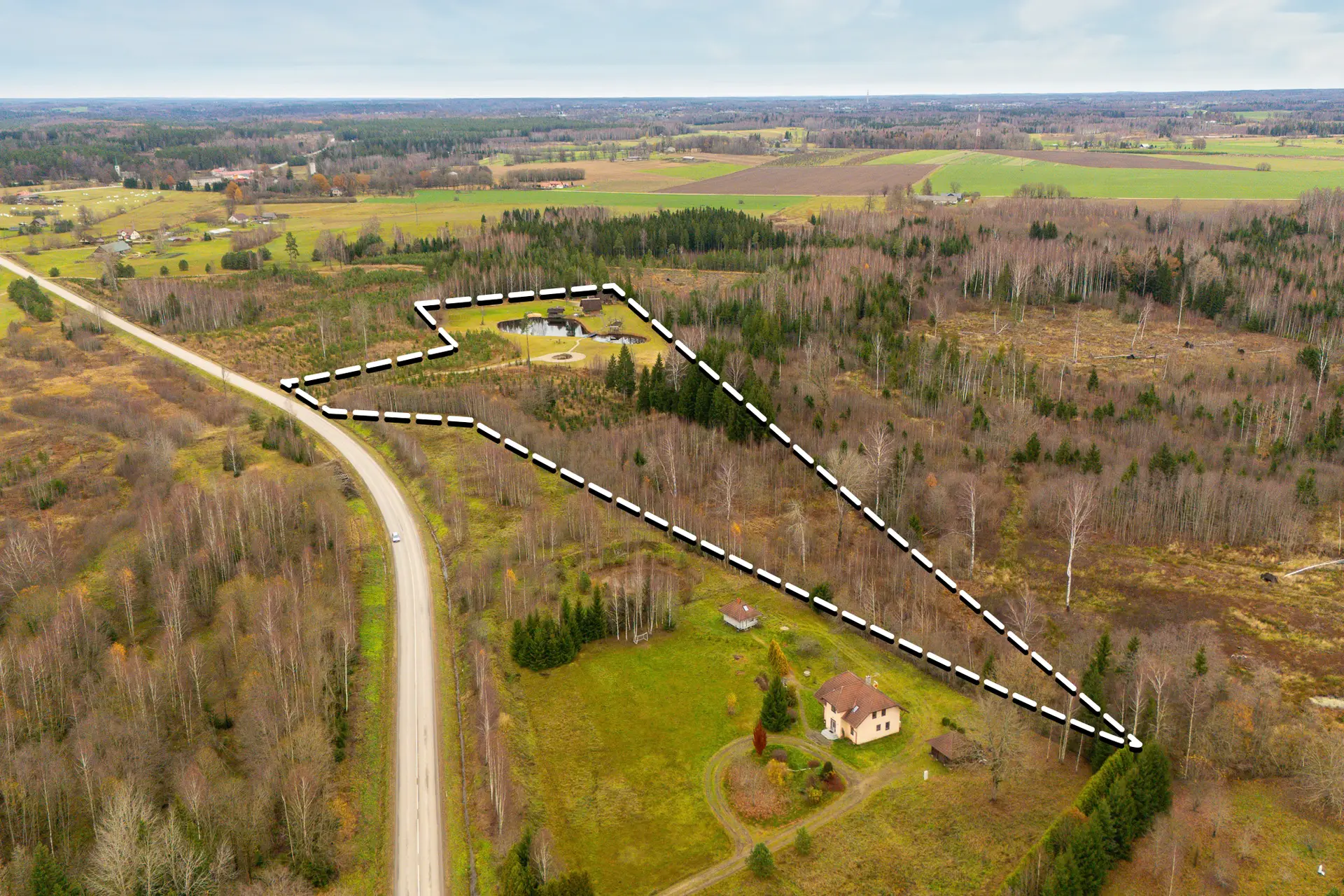 Nekustamā īpašuma fotogrāfija ar dronu: Zemes gabals ar mājokli laukos, iezīmēts 2D plāns