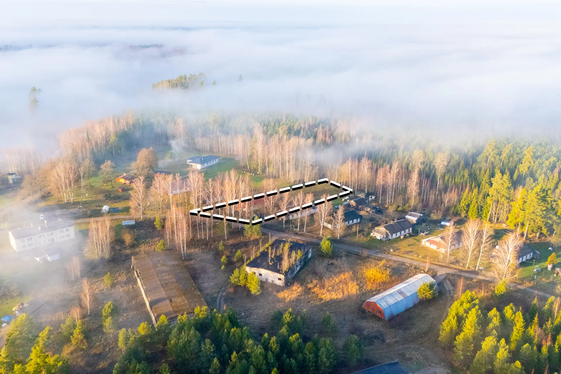 Nekustamā īpašuma fotogrāfija – Zemes gabals ar robežām, kas uzņemts ar dronu ainaviskā vietā