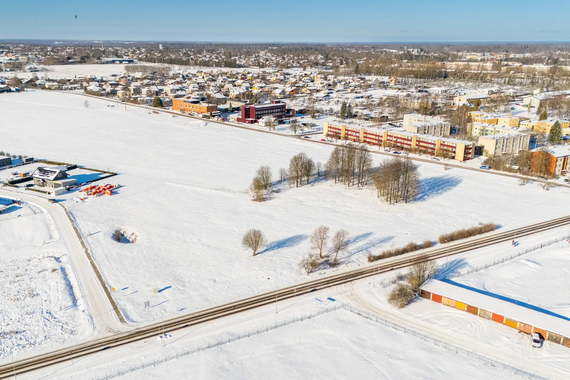 Nekustamā īpašuma fotogrāfija ar dronu ziemā: Attīstības zemes gabali īpašumu pārdošanai