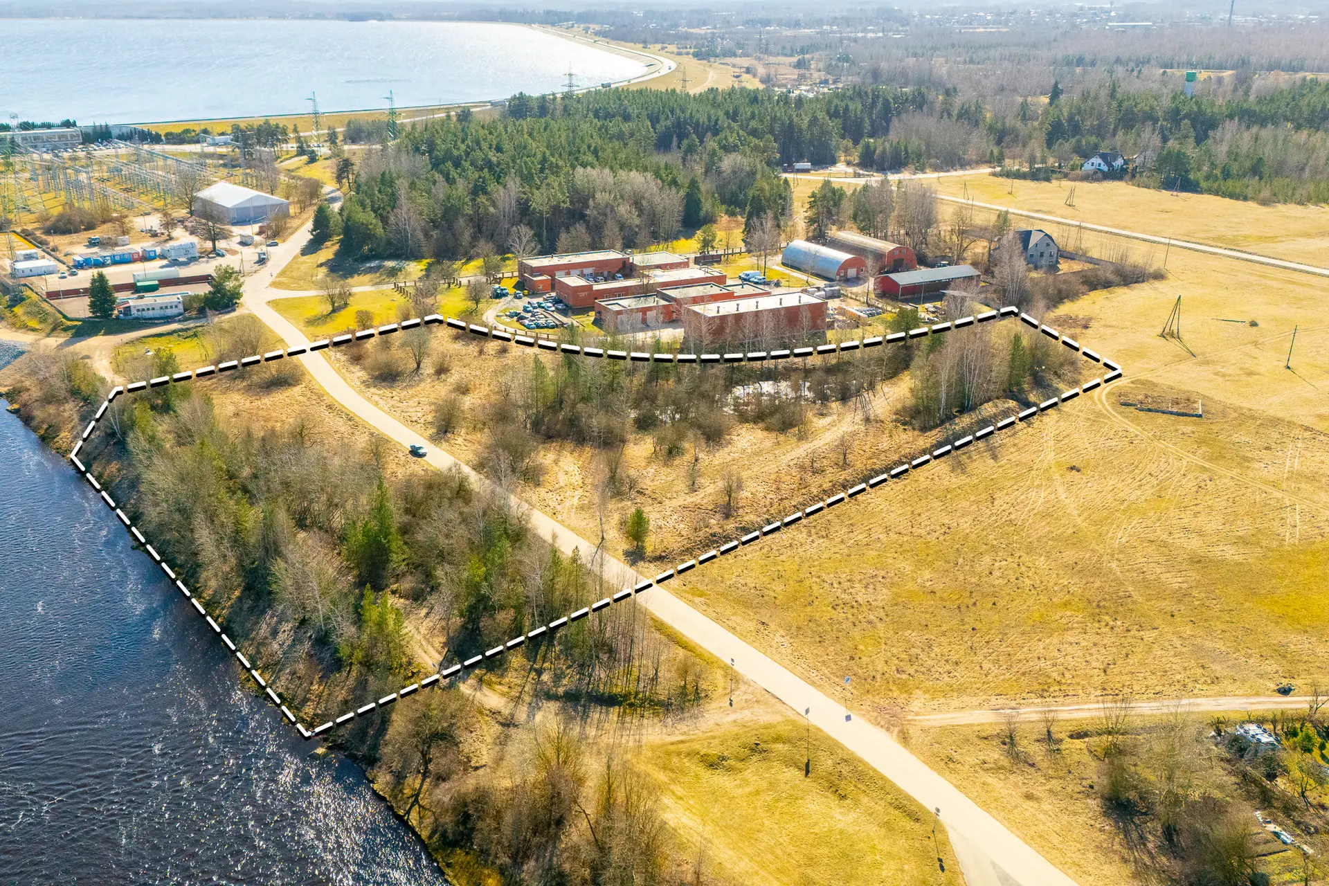 Nekustamā īpašuma fotogrāfija ar dronu: Zemes gabals pie upes pārdošanai (komerciāliem mērķiem)