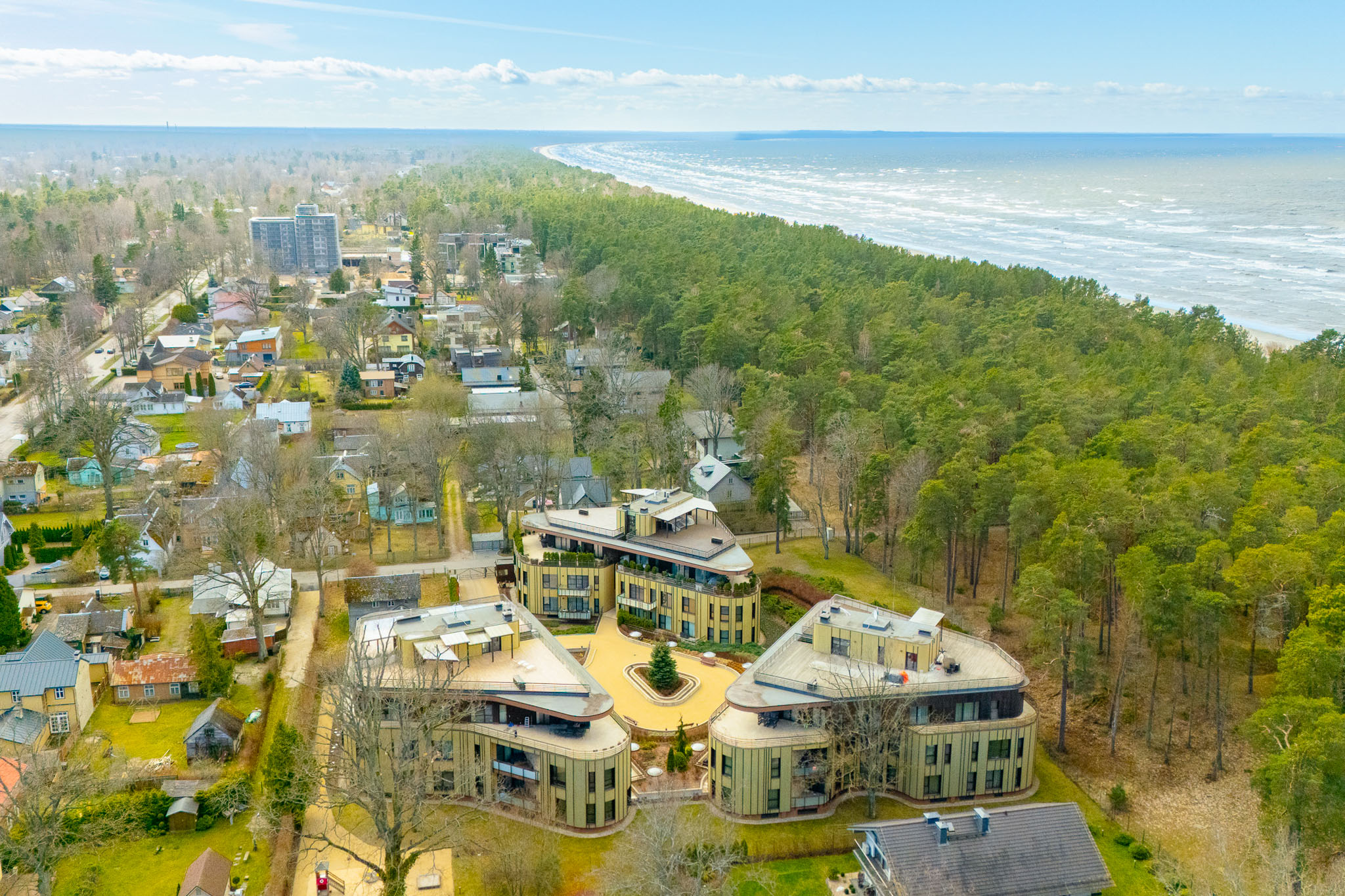Luksusa nekustamā īpašuma fotogrāfija ar dronu: Apartamentu komplekss meža tuvumā Jūrmala
