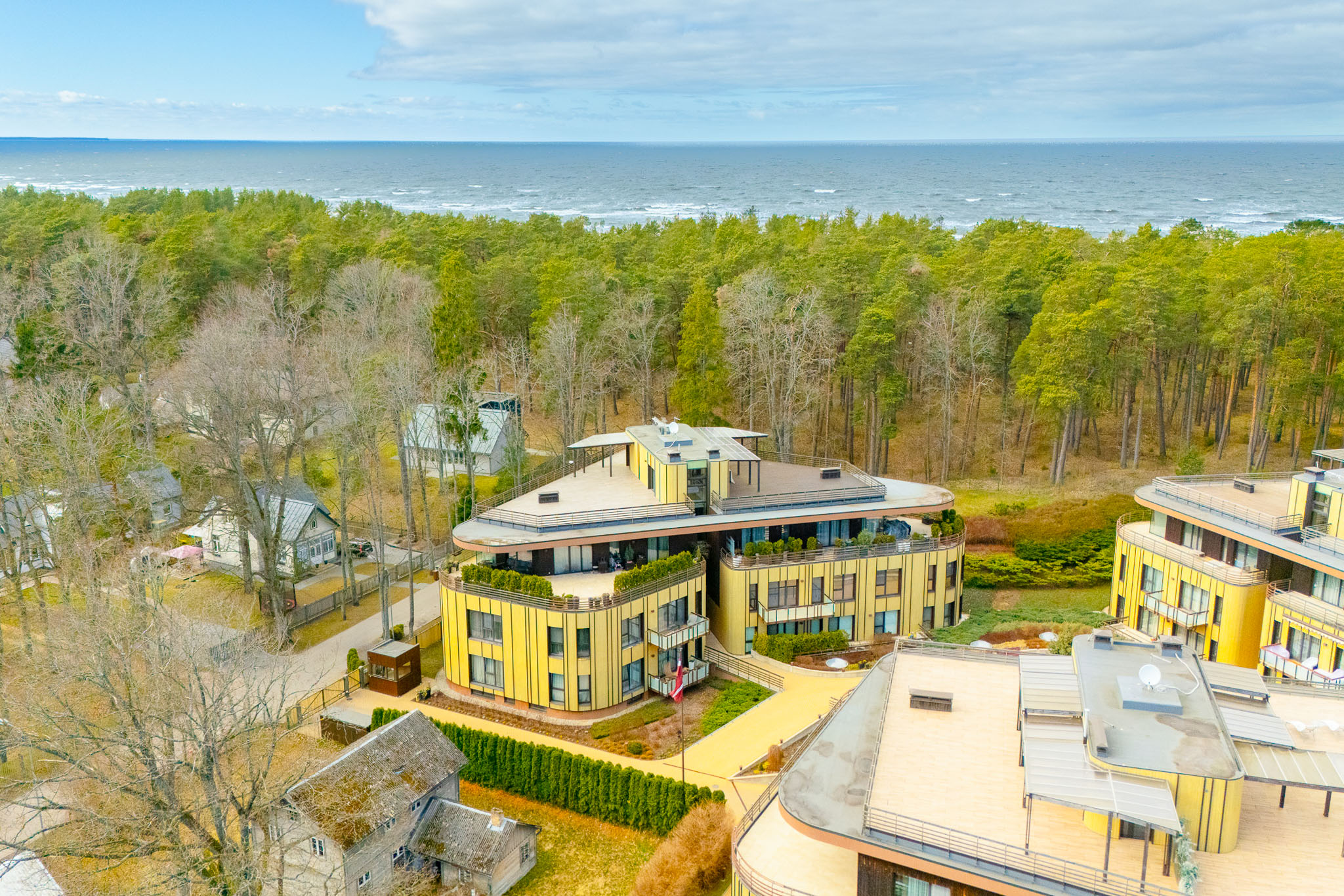 Kvalitatīva nekustamā īpašuma fotogrāfija ar dronu: Moderns apartamentu komplekss priežu mežā Jūrmala