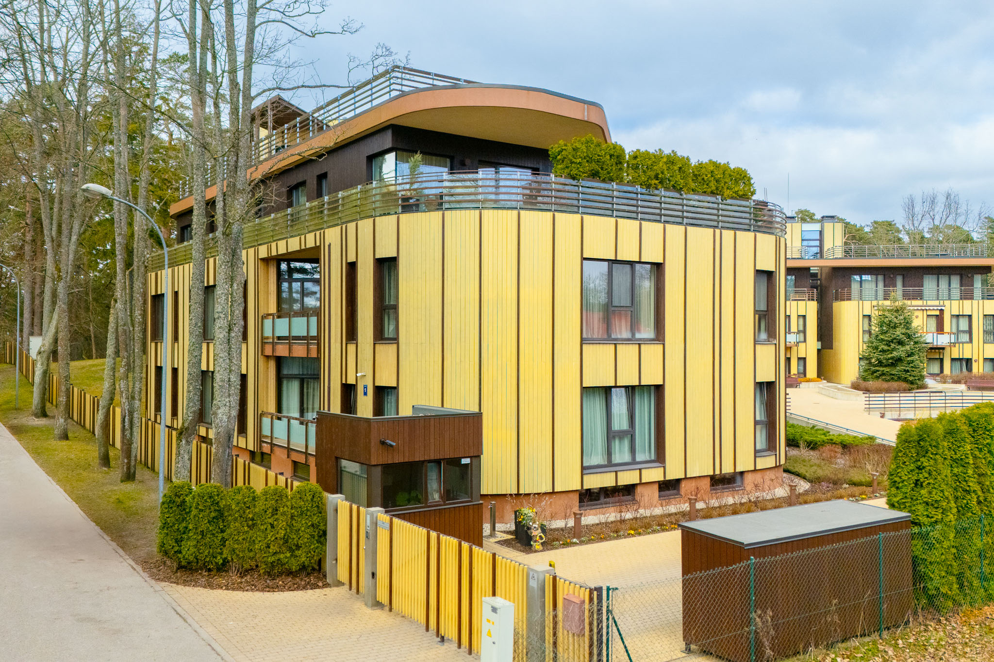 Kvalitatīva ēkas fasādes fotogrāfija: Moderns dzīvokļu komplekss ar terasēm Rīgas reģions