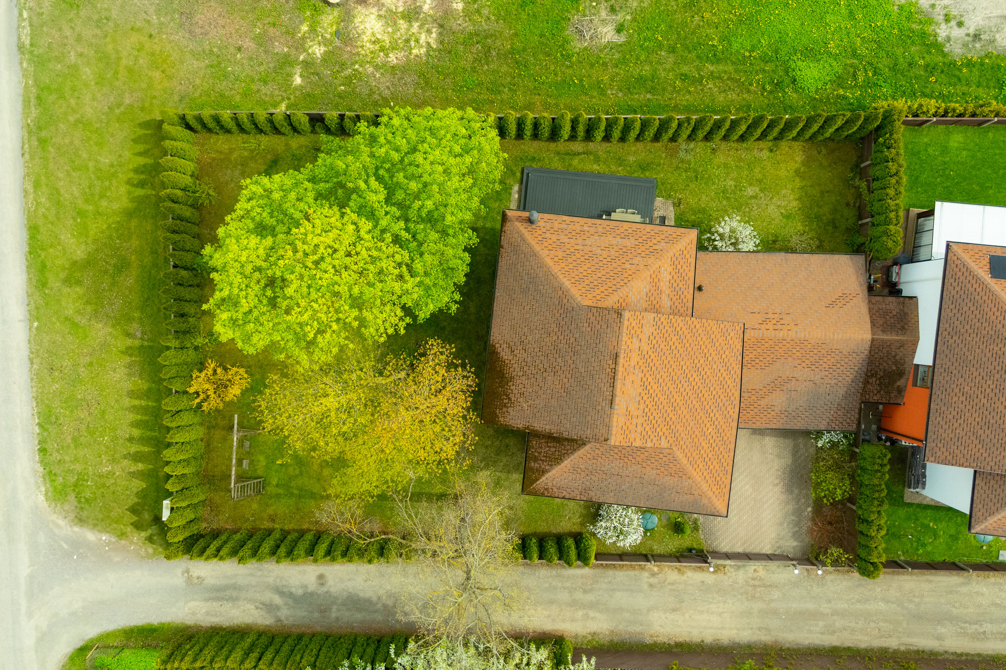 Precīza nekustamā īpašuma fotogrāfija ar dronu: Privātmāja ar nožogojumu (skats no augšas) Rīgas reģions