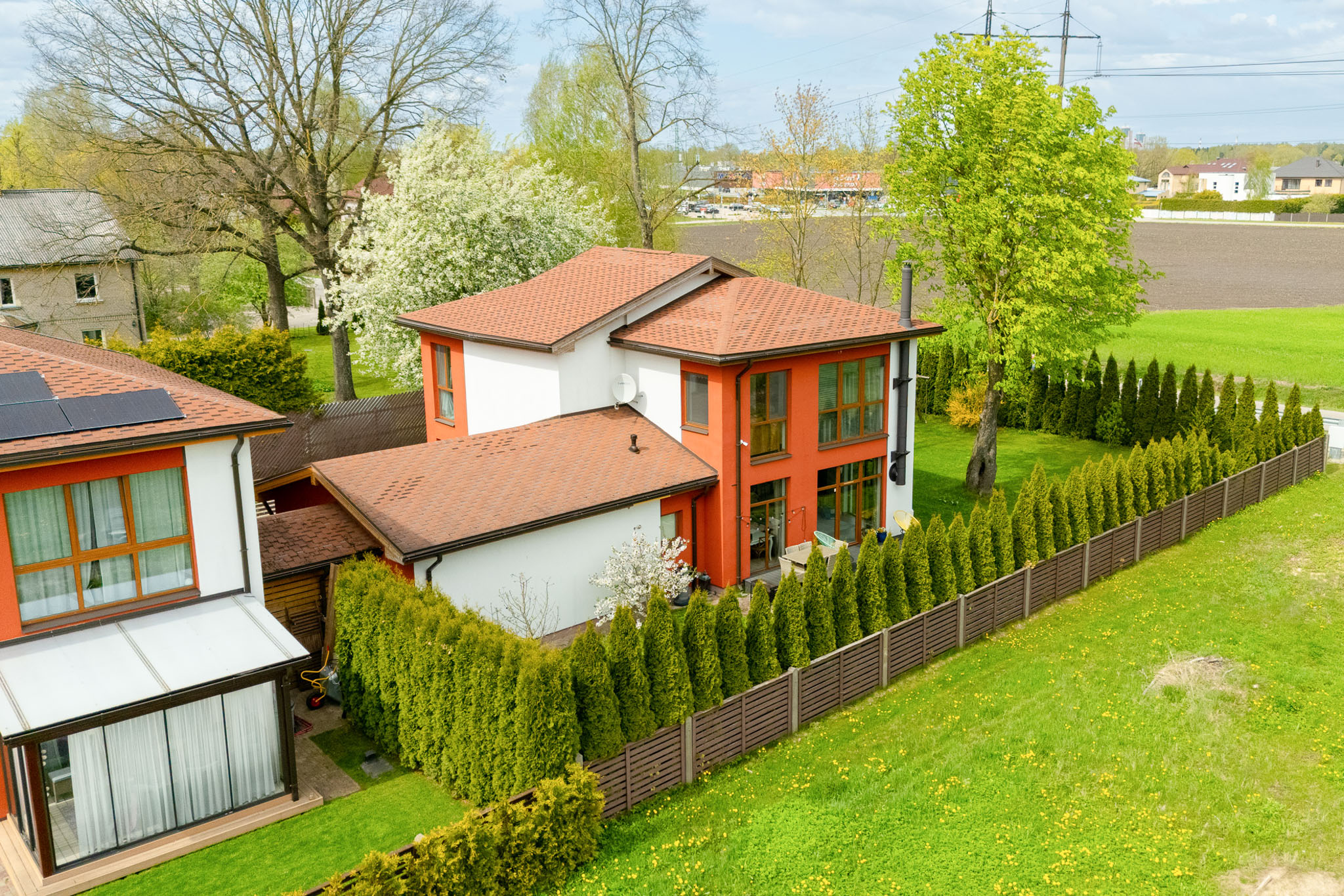 Mūsdienīga nekustamā īpašuma fotogrāfija: Rindu māja/privātmāja Rīgā pārdošanai