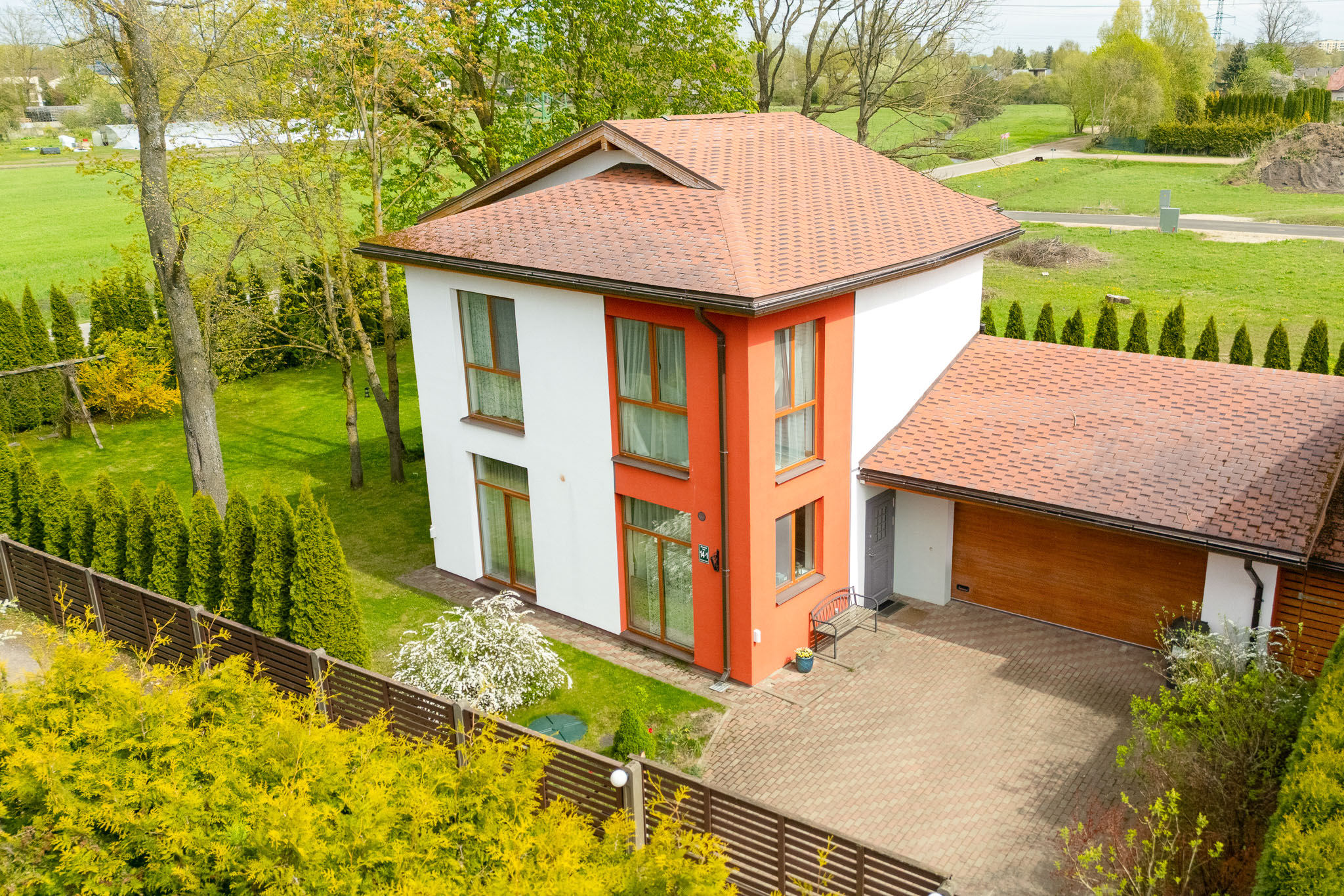 Kvalitatīva mājas fotogrāfija: Kompakta privātmāja ar garāžu Rīgas reģions – drona fotogrāfija