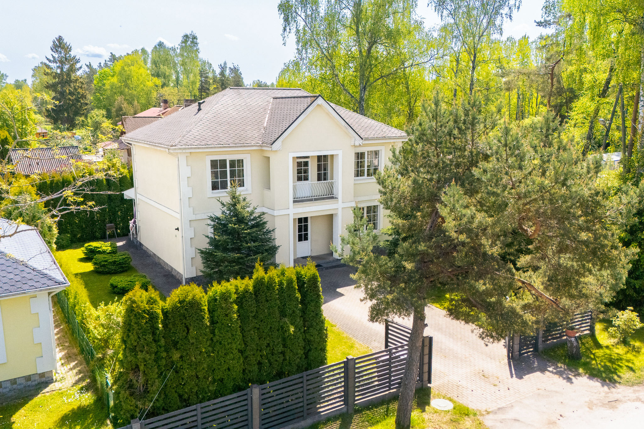 Kvalitatīva mājas fotogrāfija: Klasiska privātmāja ar koptu priekšdārzu īpašumu pārdošanai