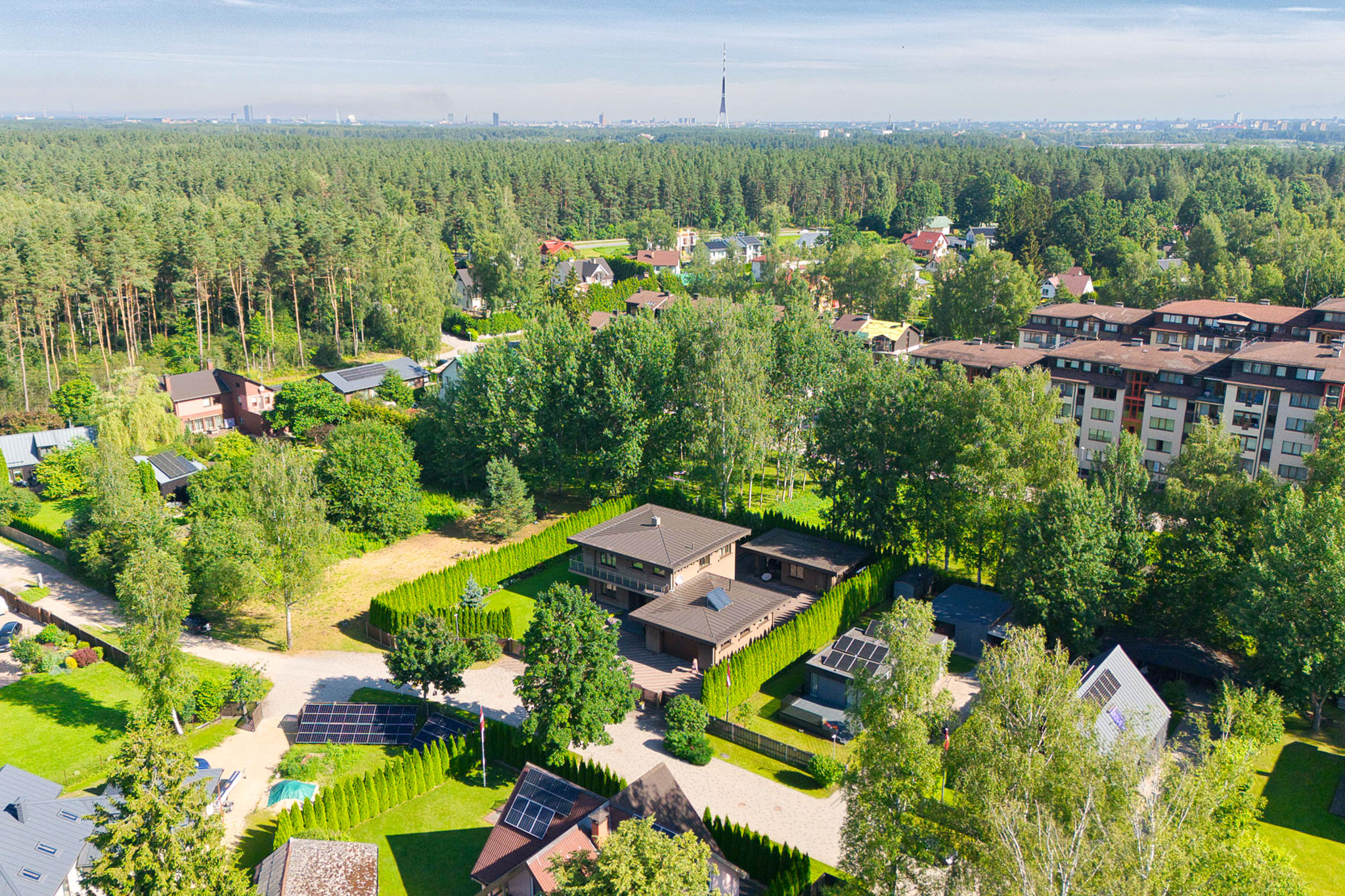Kvalitatīva nekustamā īpašuma fotogrāfija ar dronu: Apbūve pie meža Rīgas reģions
