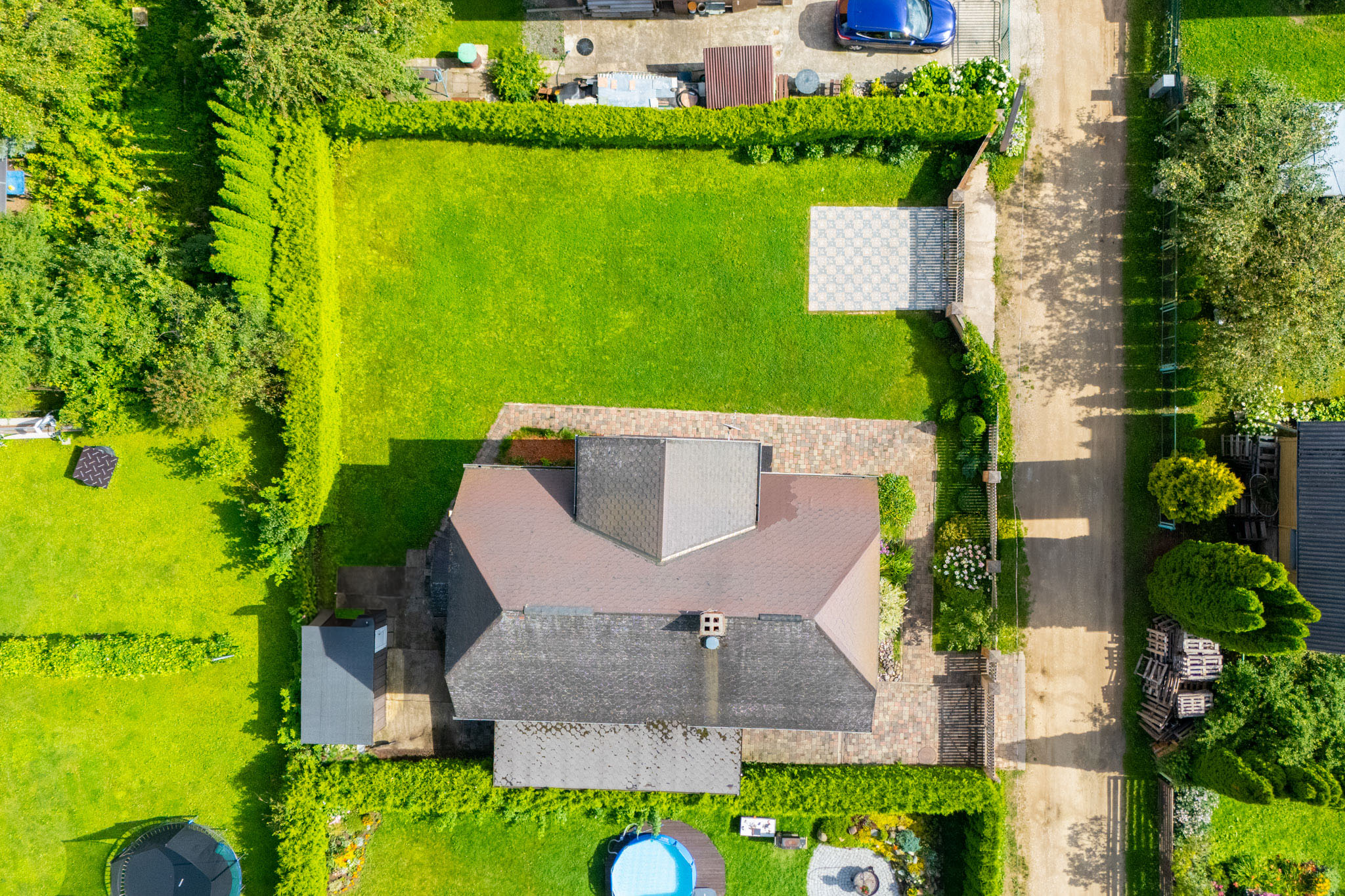 Precīza nekustamā īpašuma fotogrāfija ar dronu: Privātmāja ar dārzu un koptu mauriņu Rīgas reģions