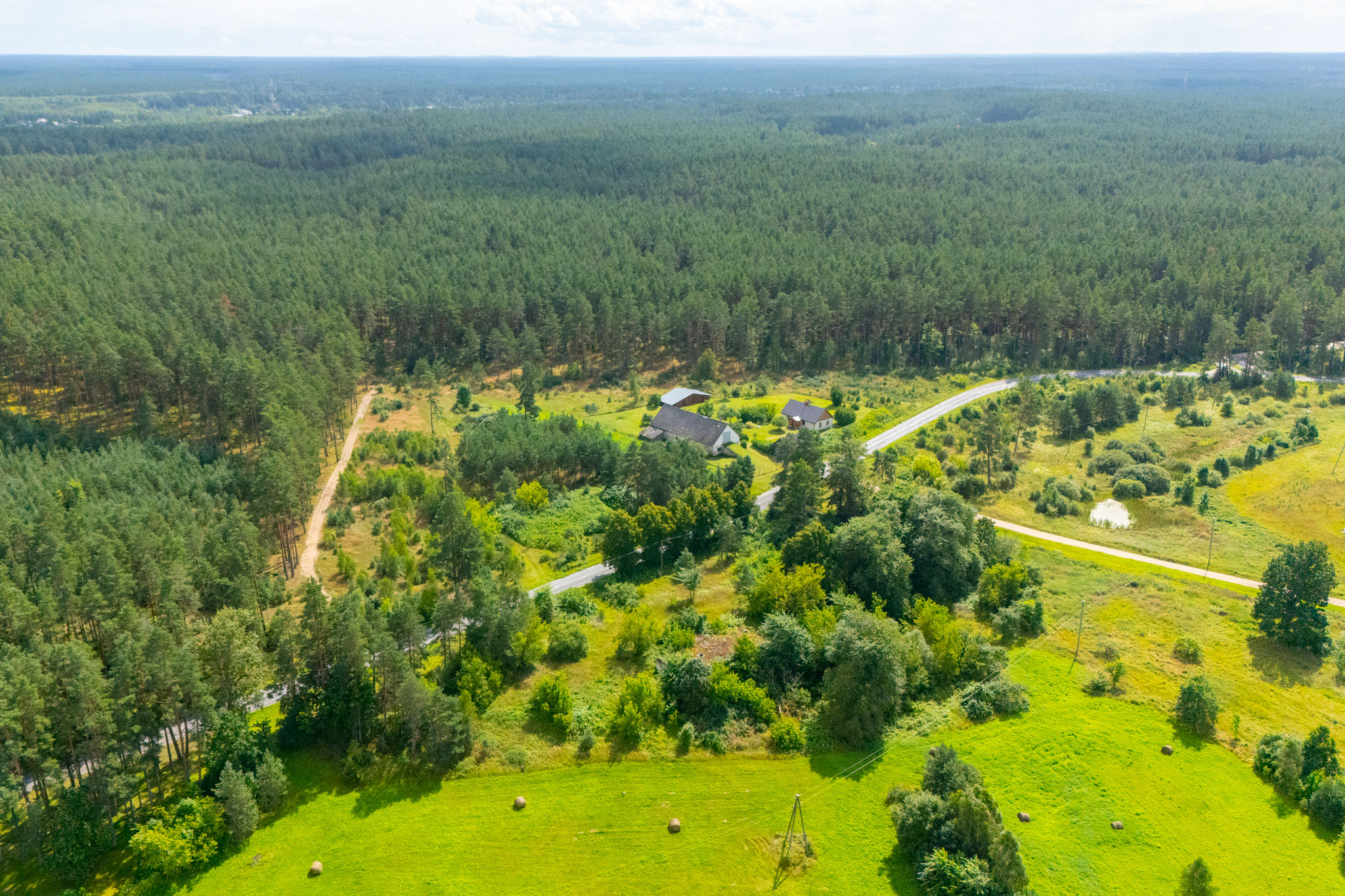 Ainavisks drona skats: Lauku īpašums ar mežu un pļavām – nekustamā īpašuma fotogrāfija