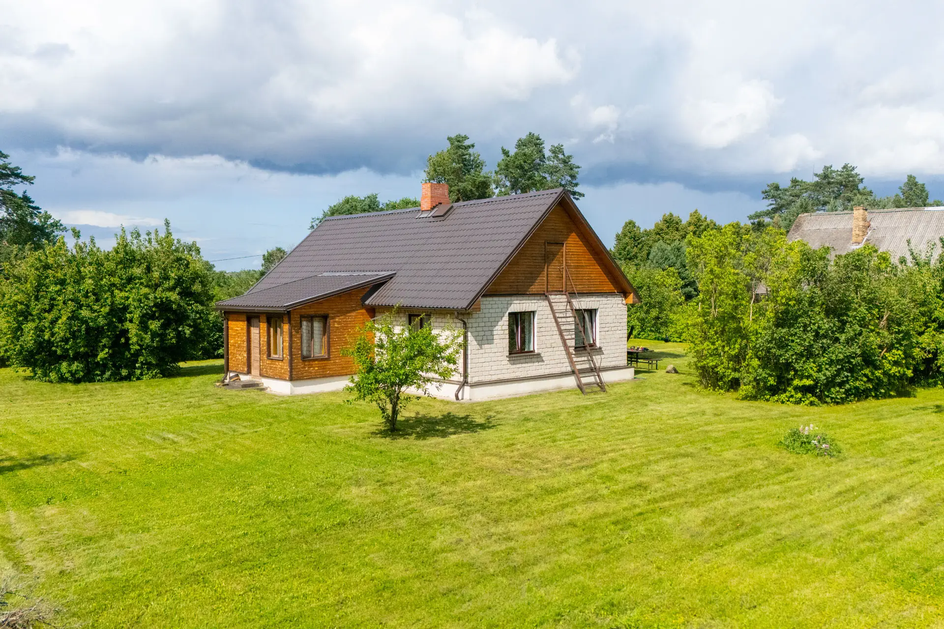 Profesionāla mājas fotogrāfija: Privātmāja ar koptu mauriņu īpašumu pārdošanai Latvija