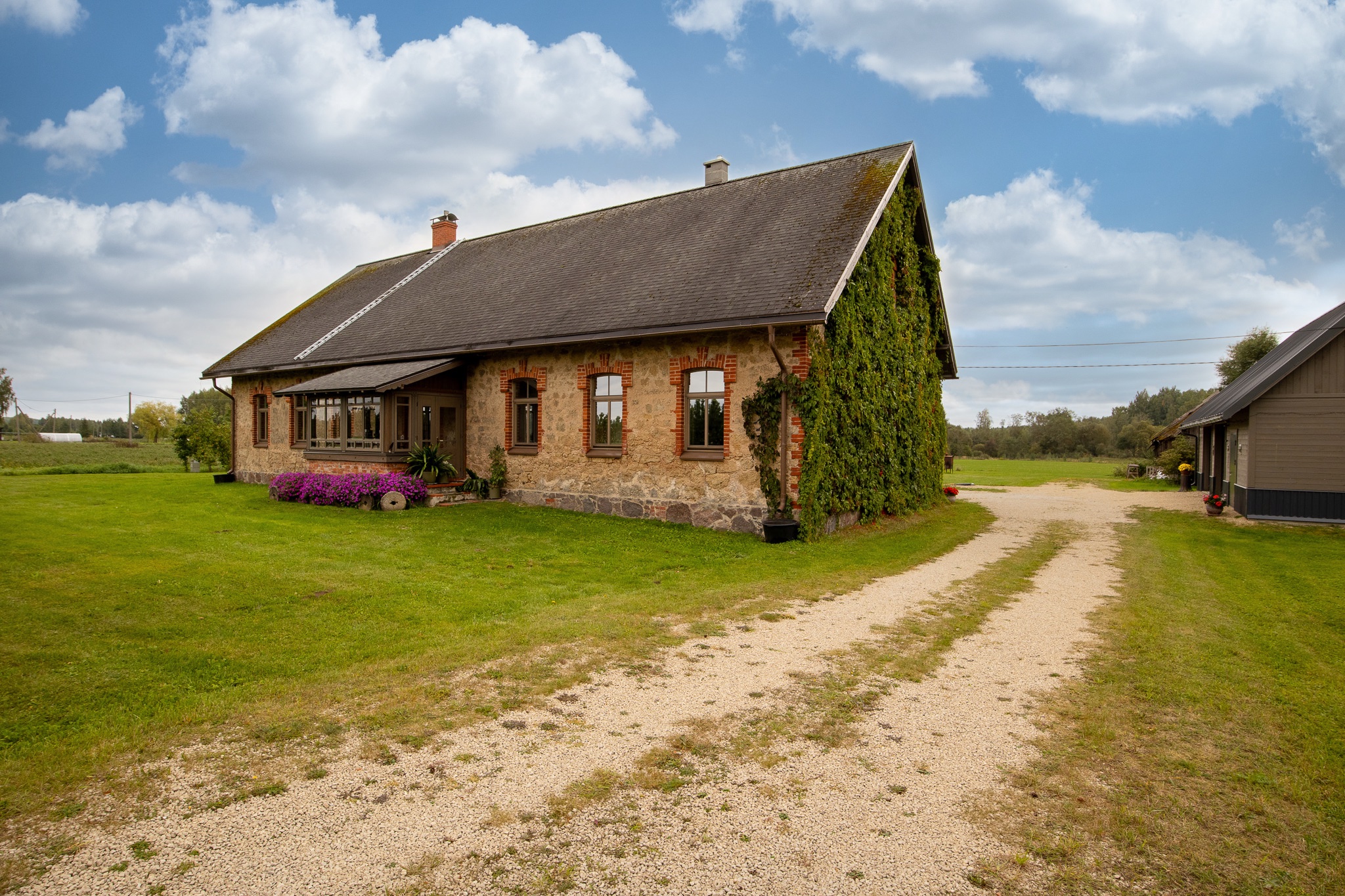 Kvalitatīva mājas fotogrāfija: Lauku māja ar dabisku ķieģeļu fasādi – drona fotogrāfijas un foto