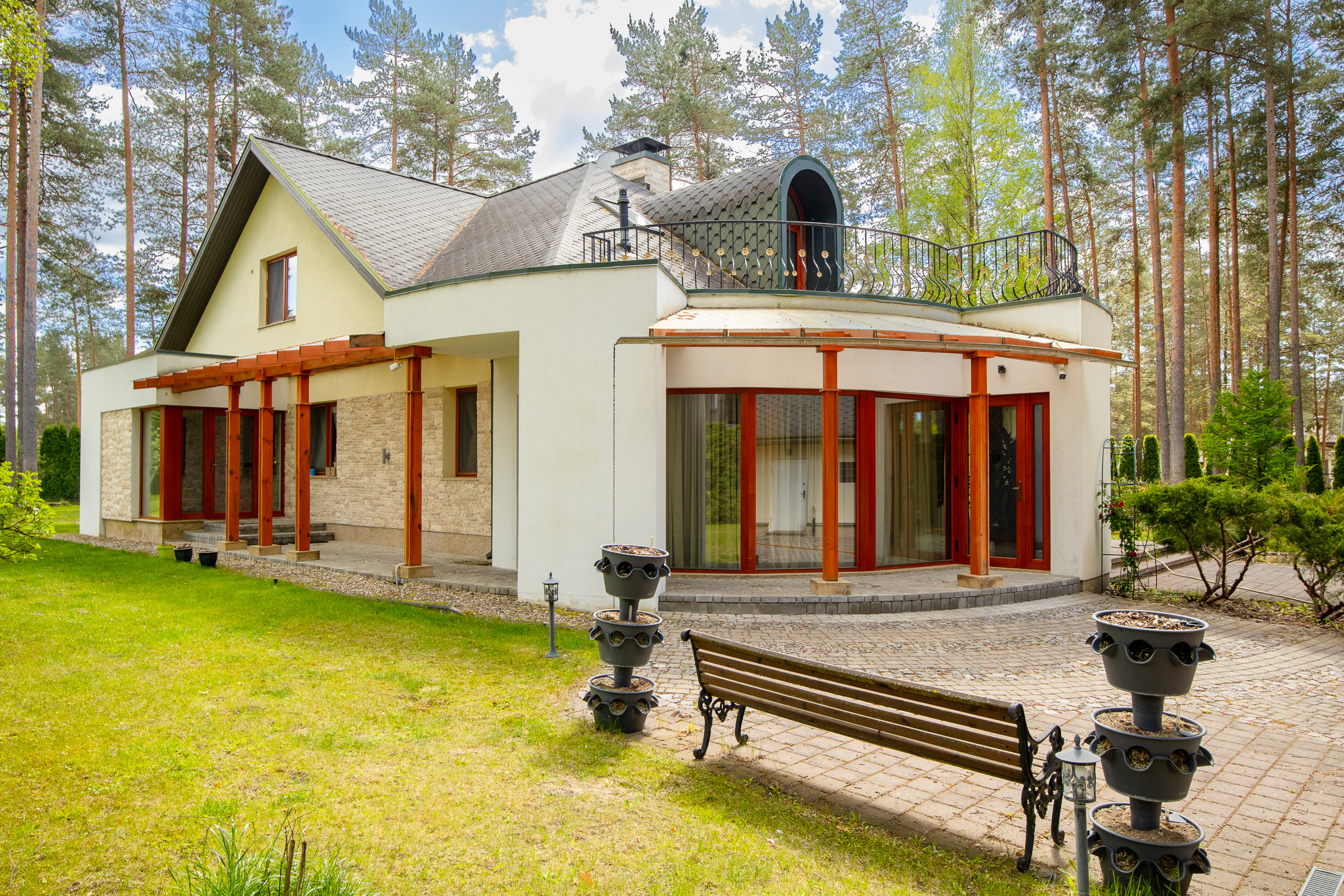 Kvalitatīva mājas fotogrāfija: Grezna privātmāja ar kolonnām un unikāliem jumta elementiem – drona fotogrāfijas un foto