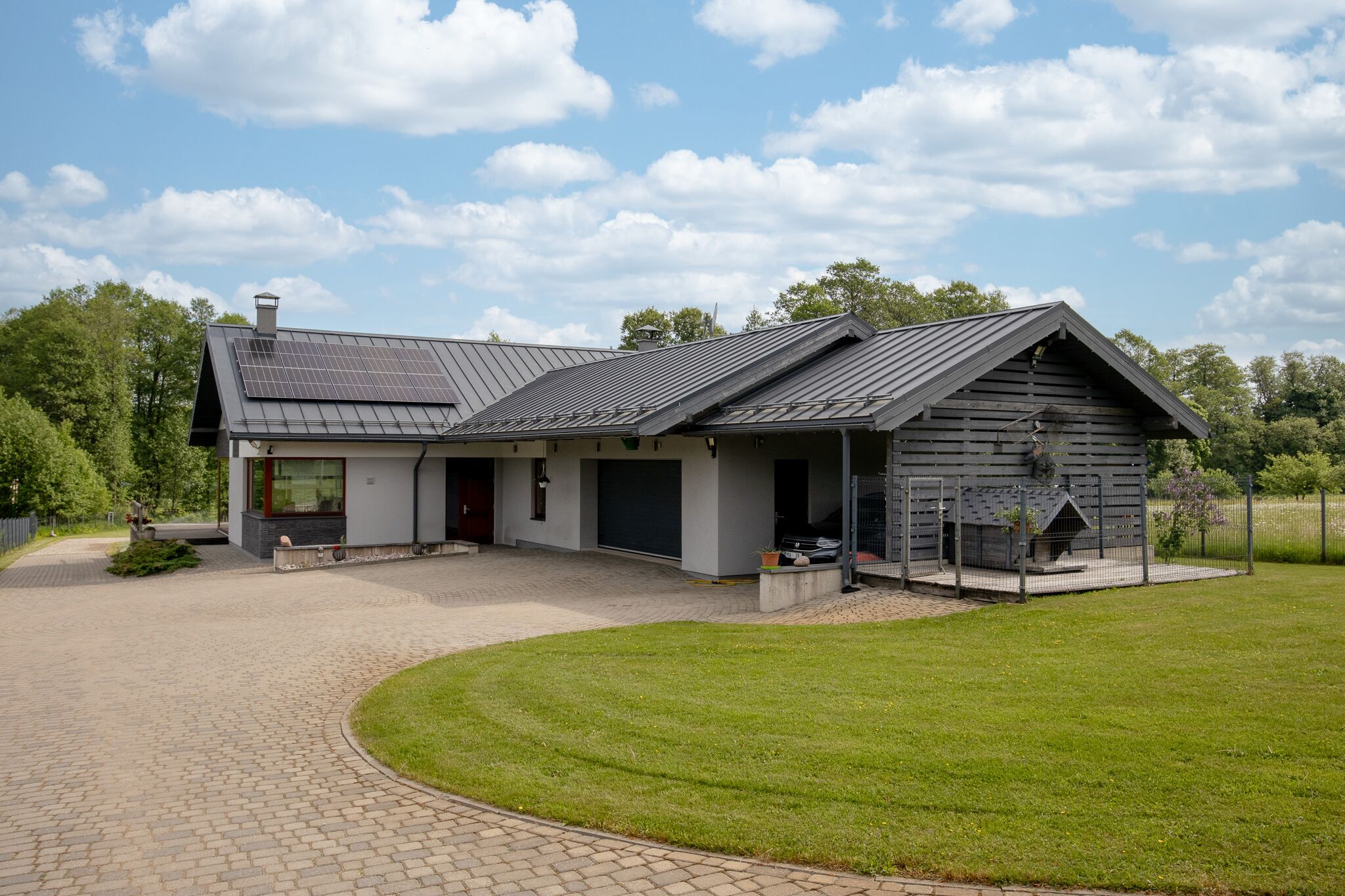 Kvalitatīva mājas fotogrāfija: Rekonstruēta lauku privātmāja ar bruģētu piebraucamo ceļu – drona fotogrāfijas un foto