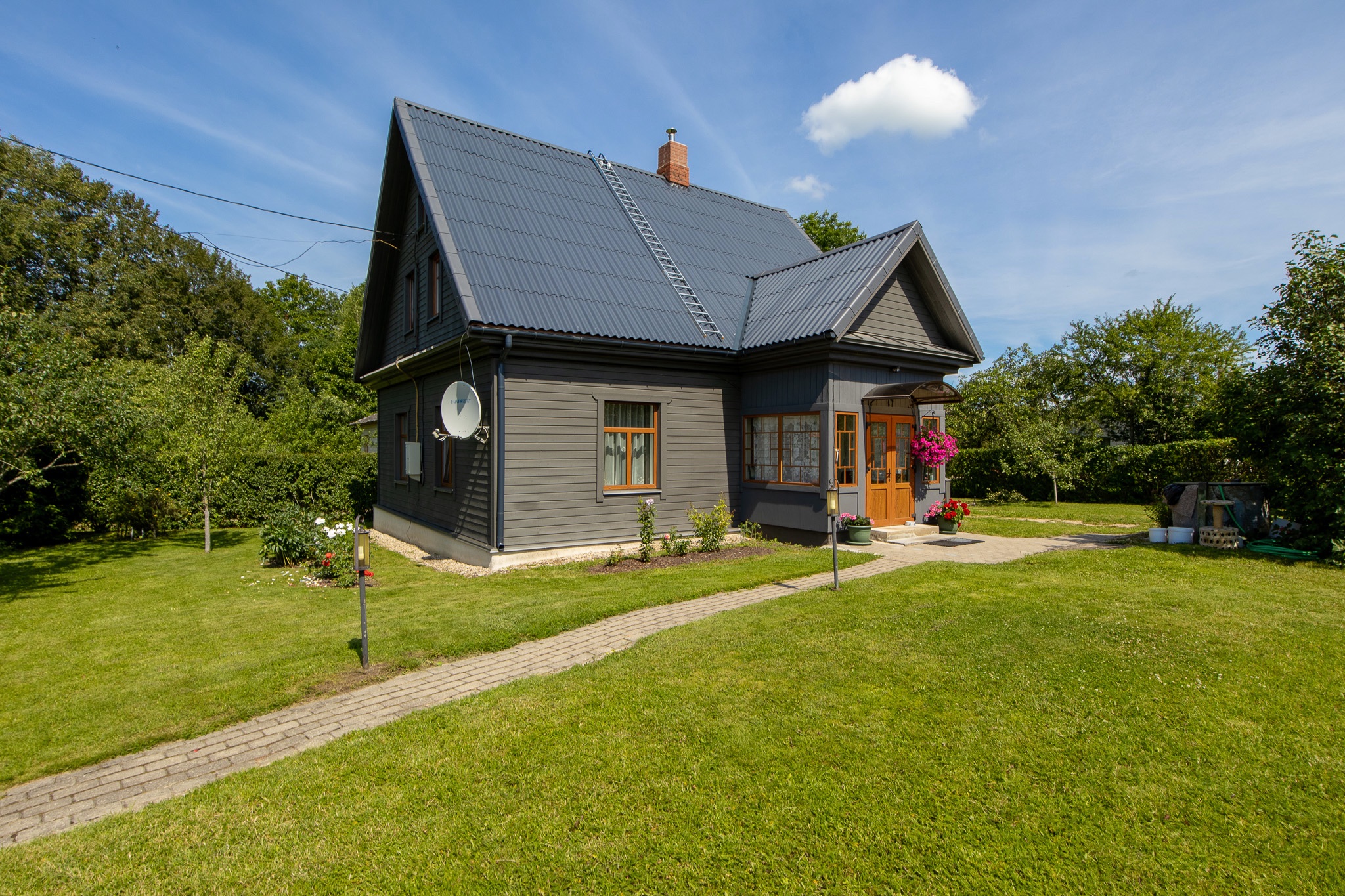 Kvalitatīva mājas fotogrāfija: Mājīga privātmāja ar tumšu koka apdari un dārzu – drona fotogrāfijas un foto