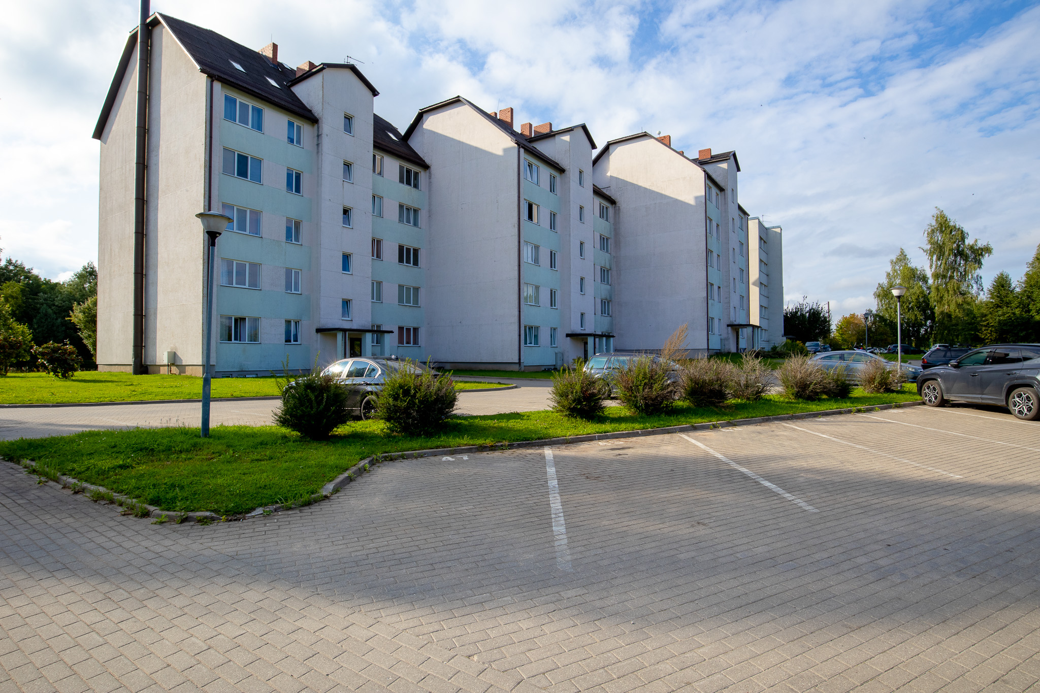 Kvalitatīva ēkas fotogrāfija: Renovēta daudzdzīvokļu māja ar stāvvietu – nekustamā īpašuma fotogrāfijas