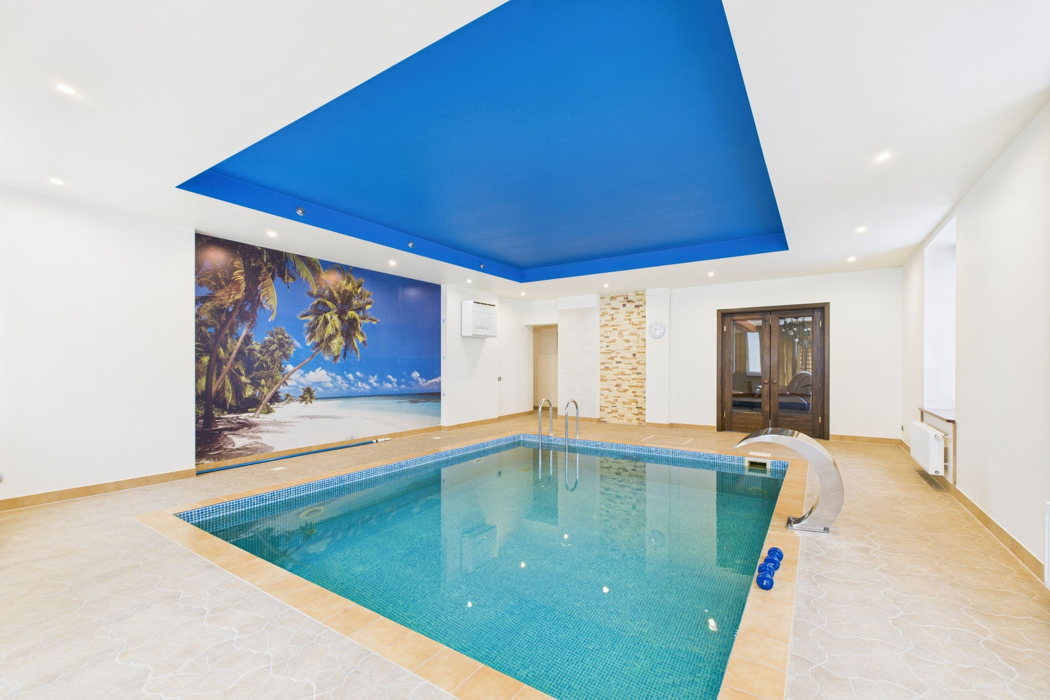 Kvalitatīva interjera fotogrāfija: Privātmājas iekštelpu baseins ar zilu griestu apdari – nekustamā īpašuma fotogrāfijas