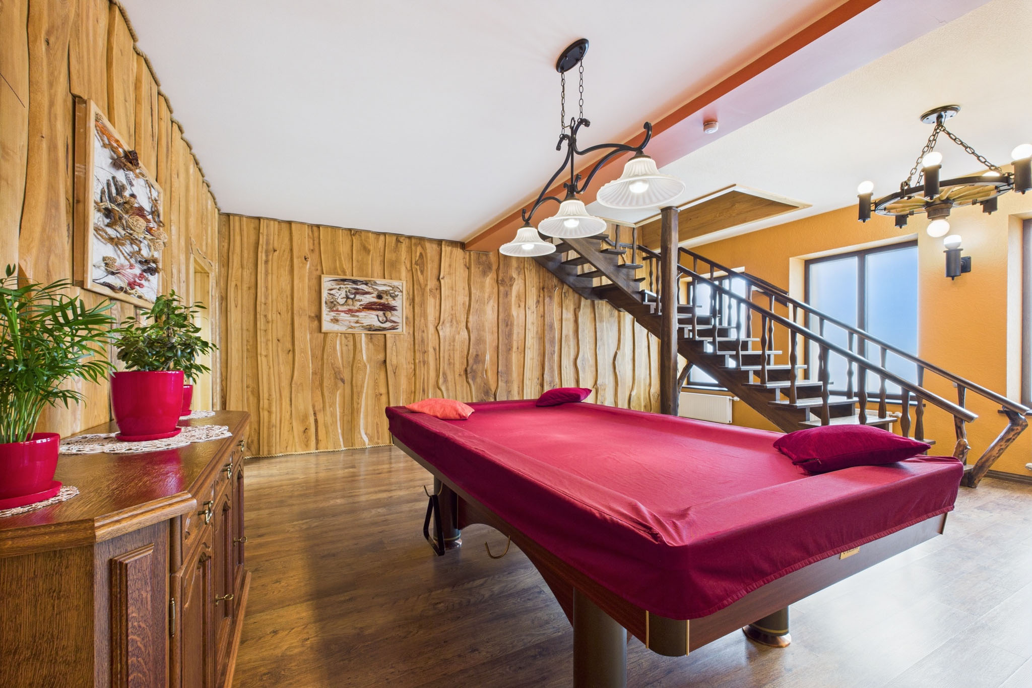 Mājīgs interjers ar biljarda galdu un koka sienām – nekustamā īpašuma fotogrāfijas