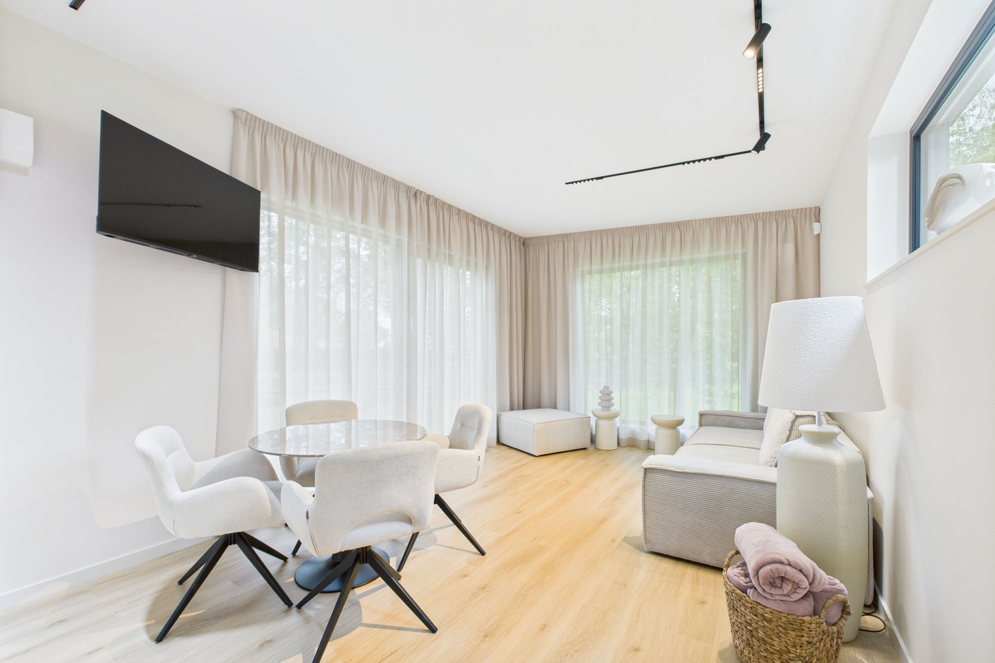 Kvalitatīva interjera fotogrāfija: Mūsdienīga dzīvojamā istaba ar minimālistisku dizainu – nekustamā īpašuma fotogrāfijas