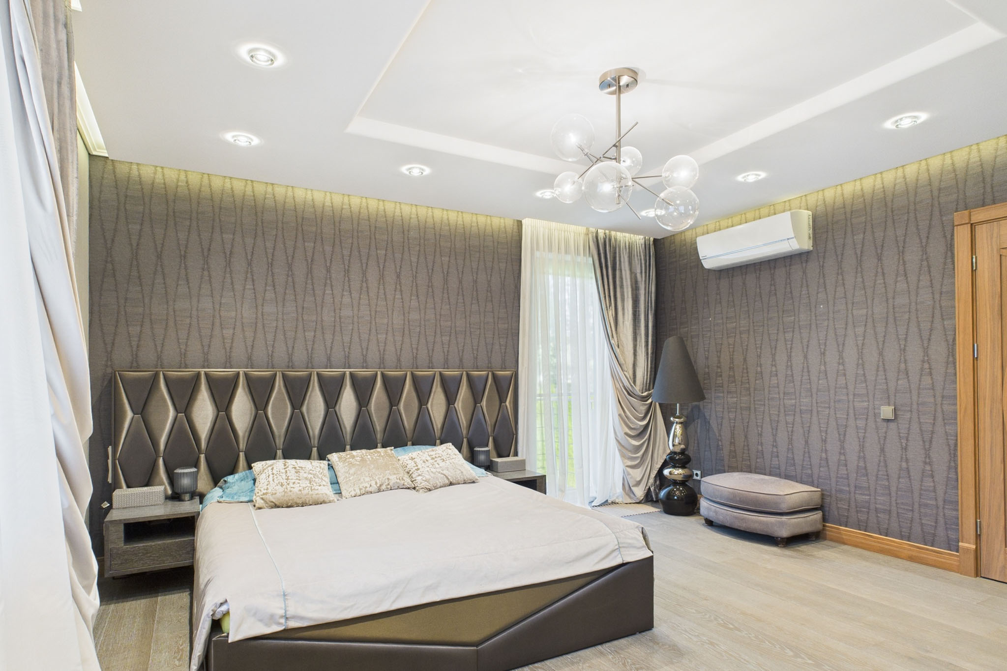 Kvalitatīva interjera fotogrāfija: Mūsdienīga guļamistaba ar dizainu – nekustamā īpašuma fotogrāfijas