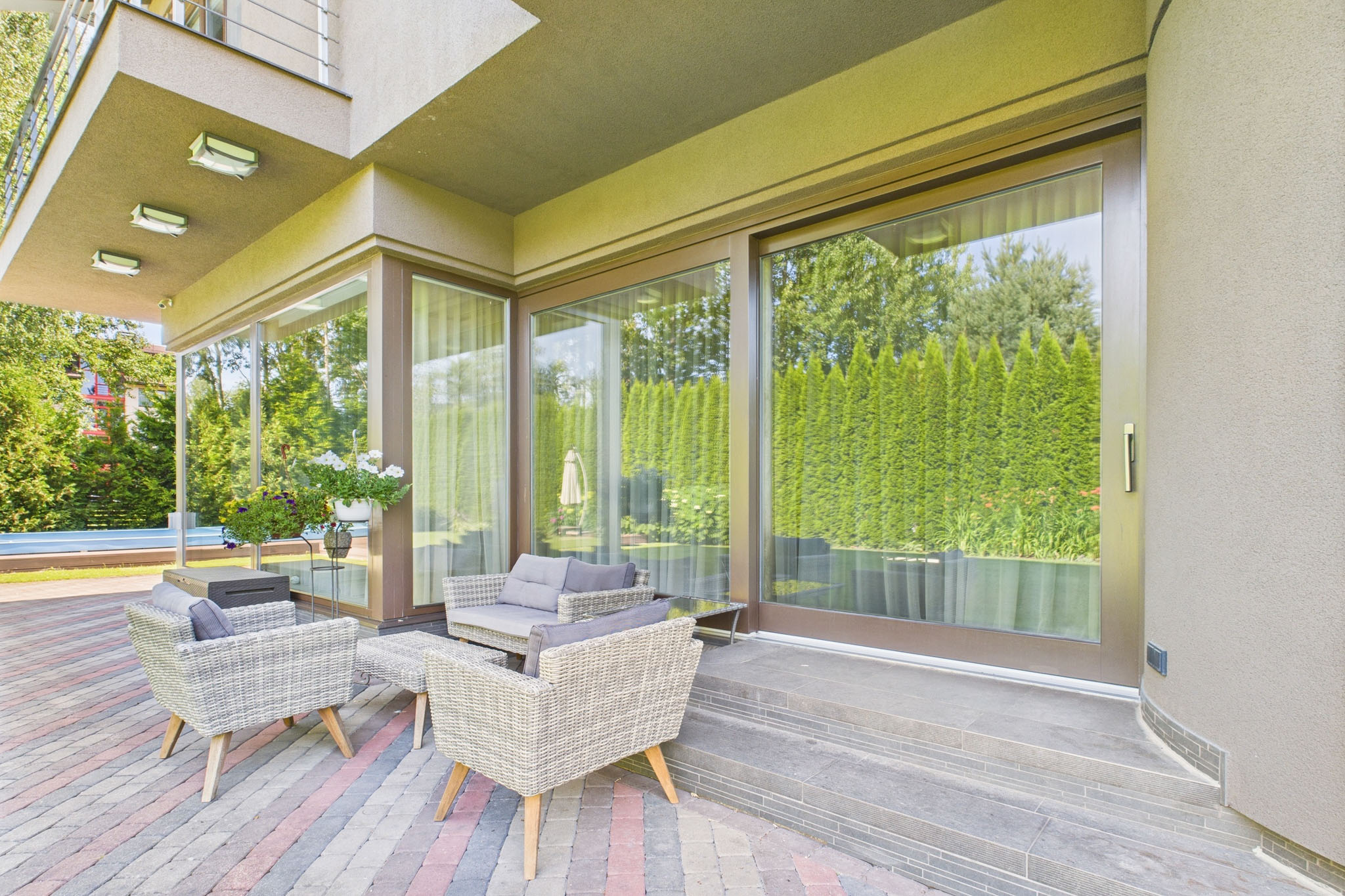 Interjera fotogrāfija: Mūsdienīga terase pie dzīvokļa vai mājas īpašumu pārdošanai